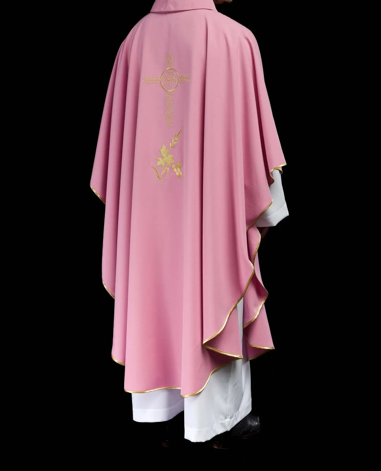 Casulla bordada en oro rosa