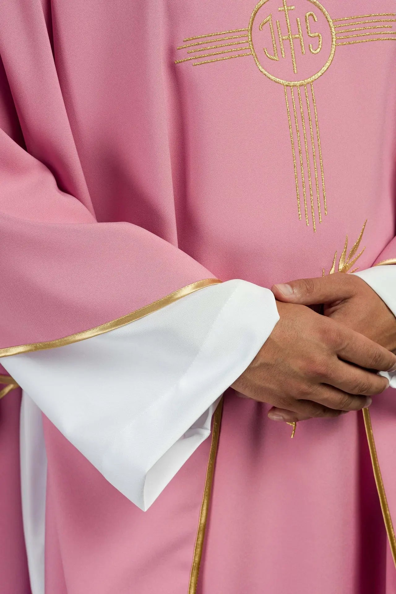 Casulla bordada en oro rosa