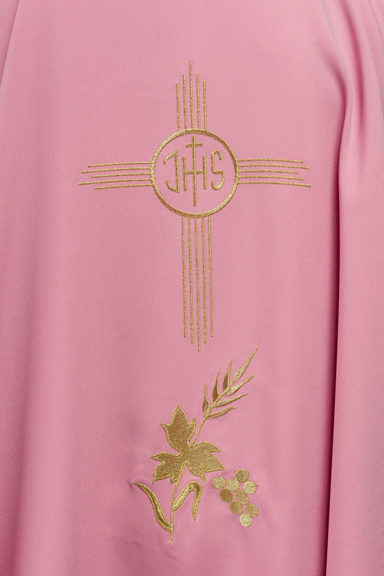 Ornat haftowany z złotym wzorem w kolorze różowym - ORNATY.PL