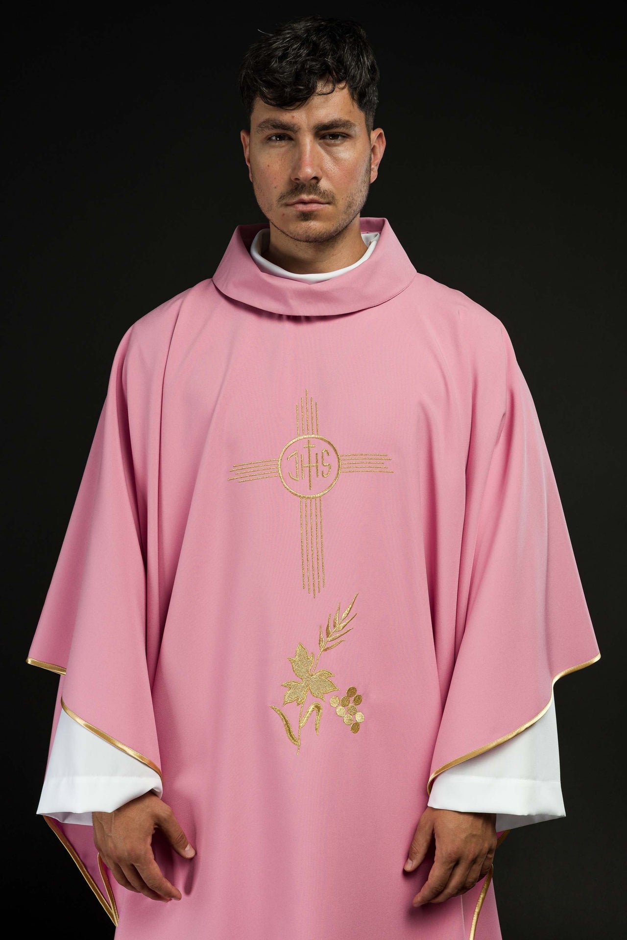 Ornat haftowany z złotym wzorem w kolorze różowym - ORNATY.PL