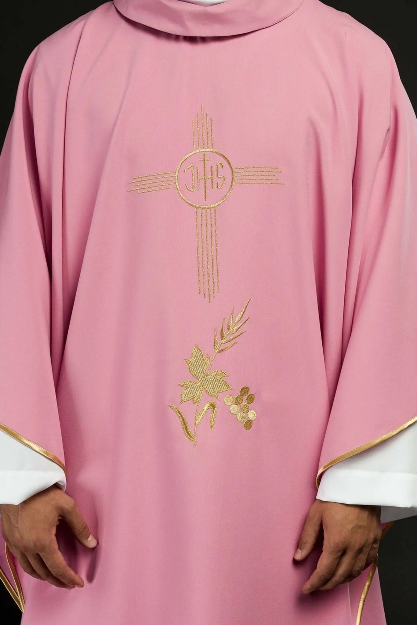 Casulla bordada en oro rosa