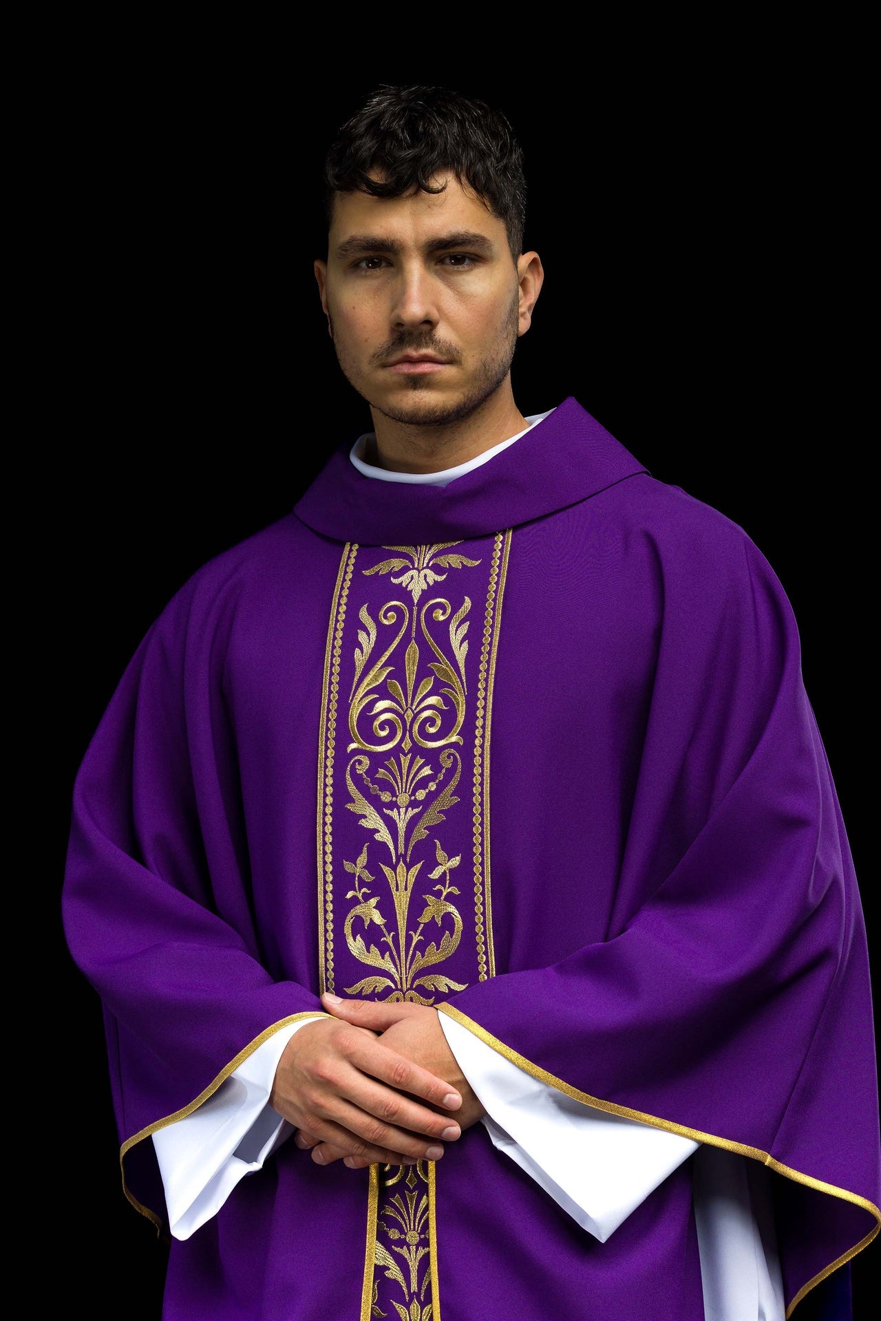 Casulla litúrgica púrpura decorada con cinturón bordado en oro