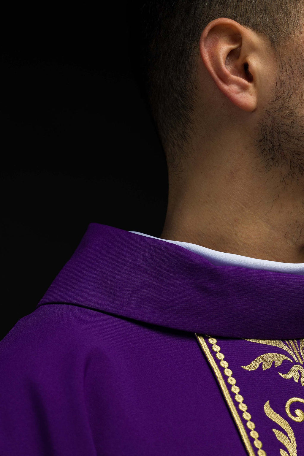 Casulla litúrgica púrpura decorada con cinturón bordado en oro