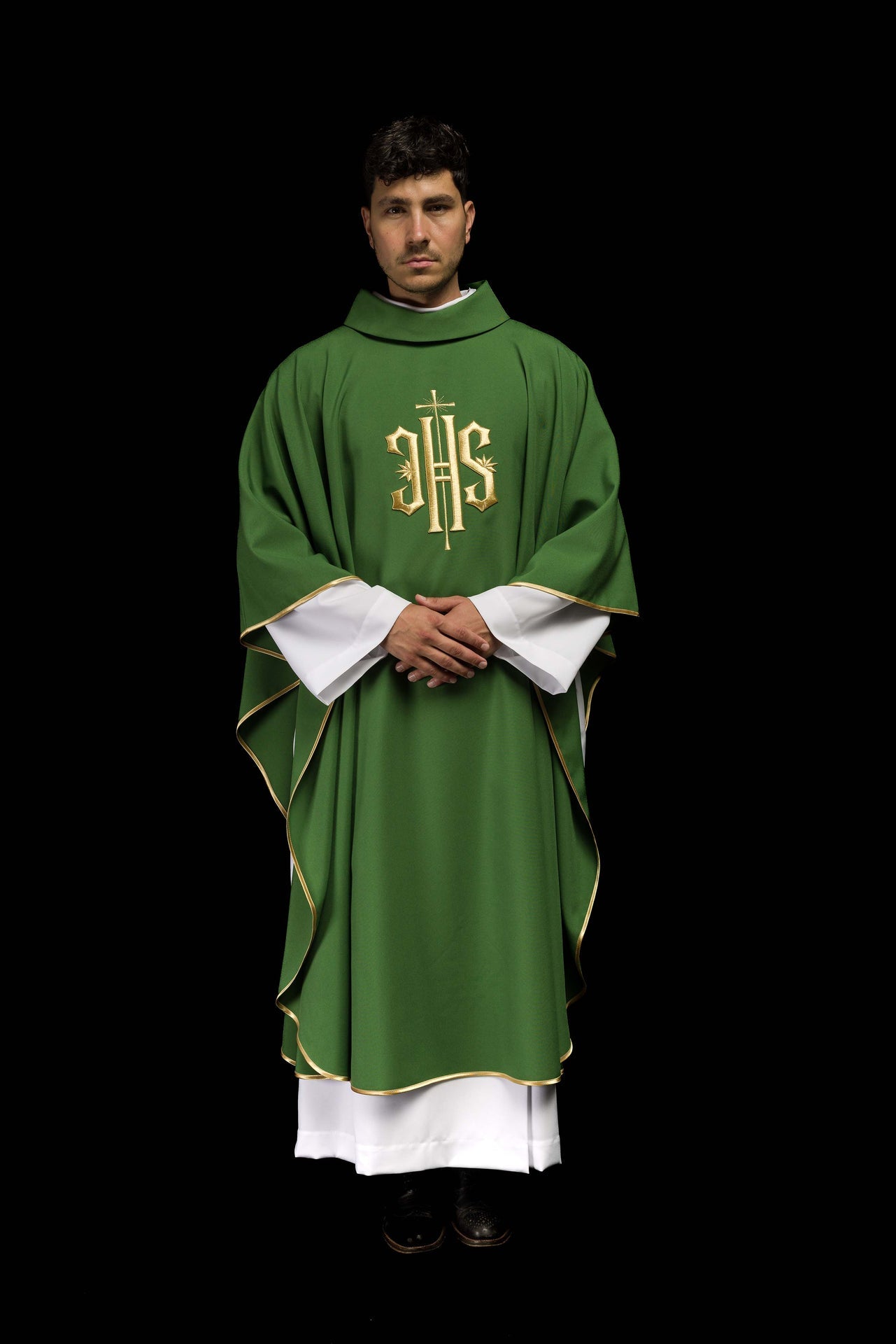 Zielony ornat haftowany z złotym motywem IHS - ORNATY.PL