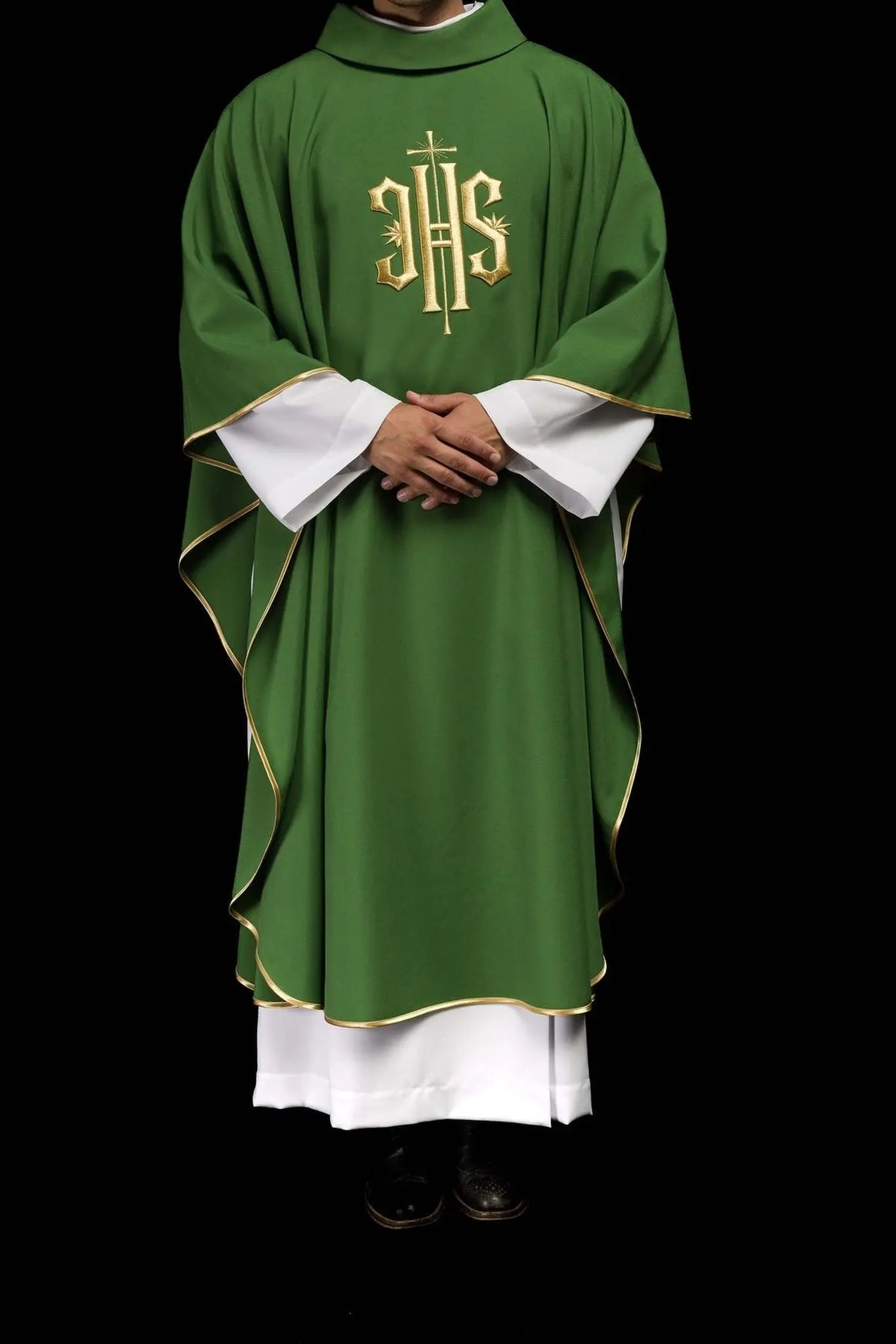 Casulla verde bordada con motivo dorado IHS