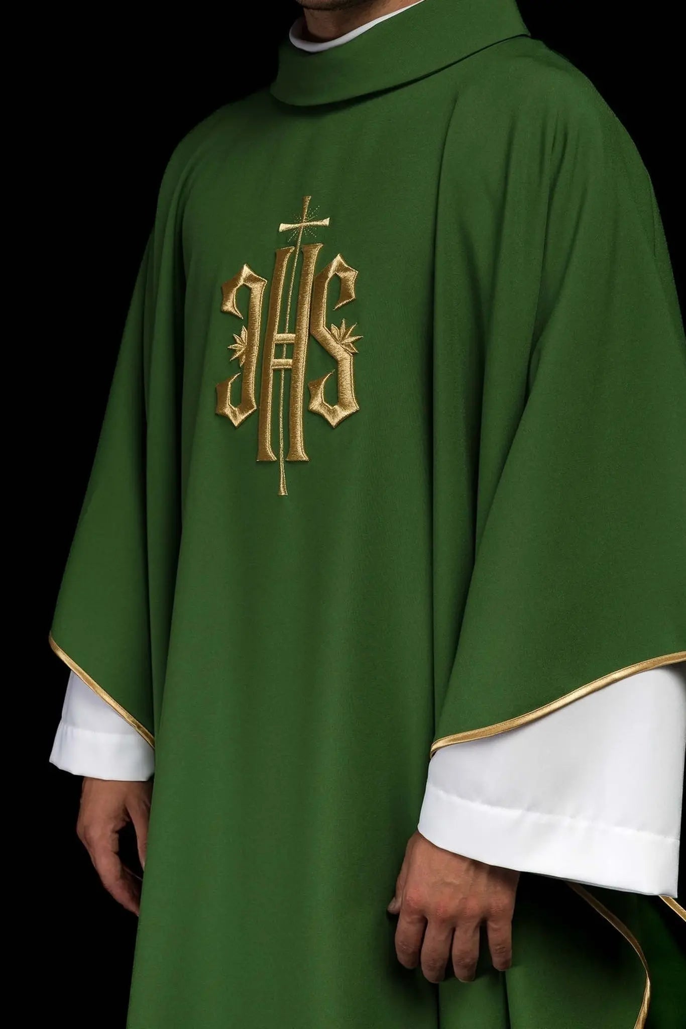 Casulla verde bordada con motivo dorado IHS