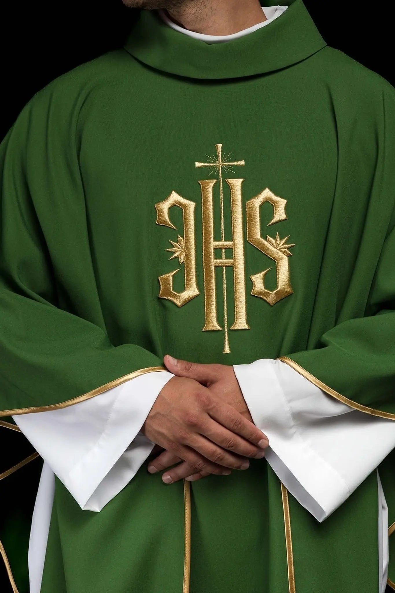 Casulla verde bordada con motivo dorado IHS