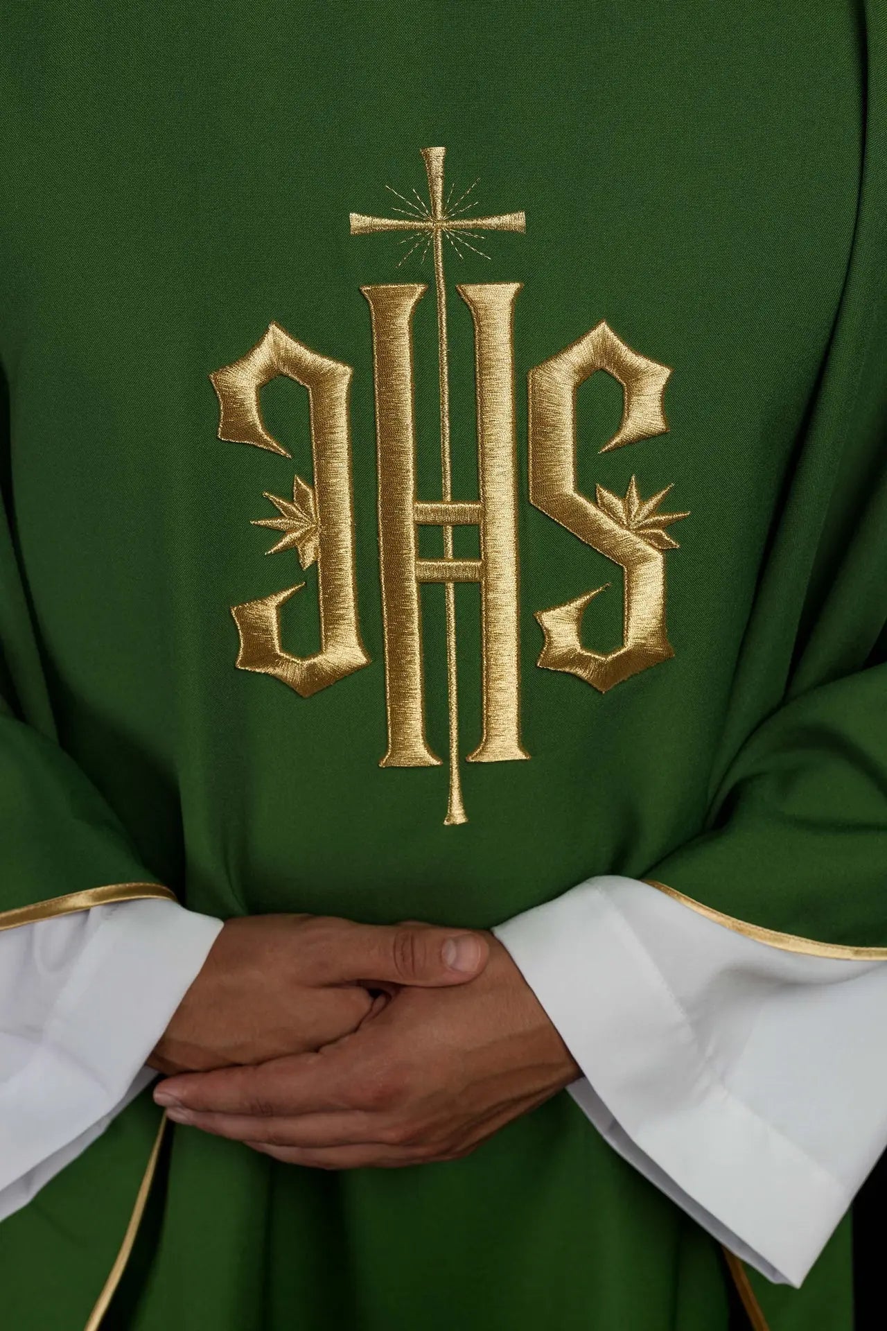 Casulla verde bordada con motivo dorado IHS