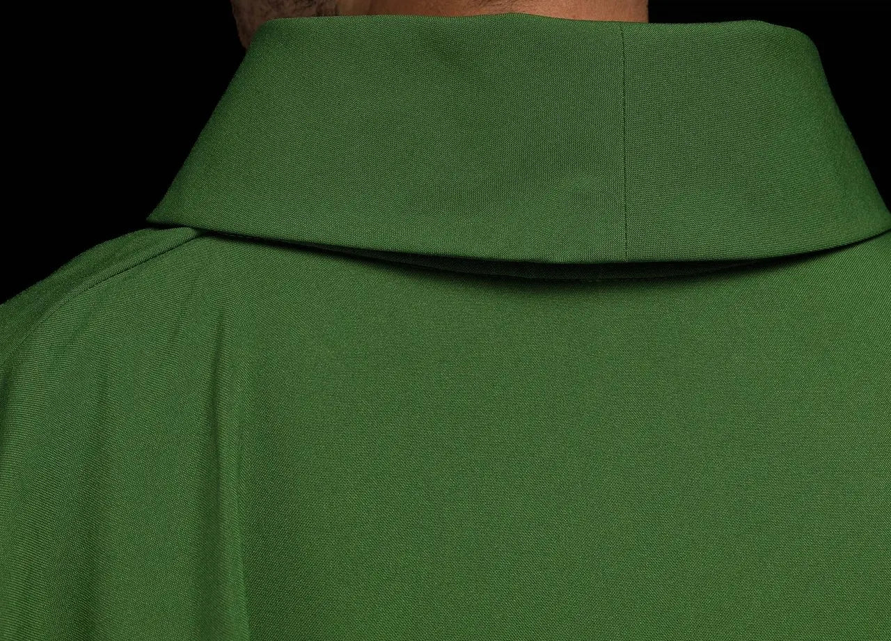 Casulla verde bordada con motivo dorado IHS