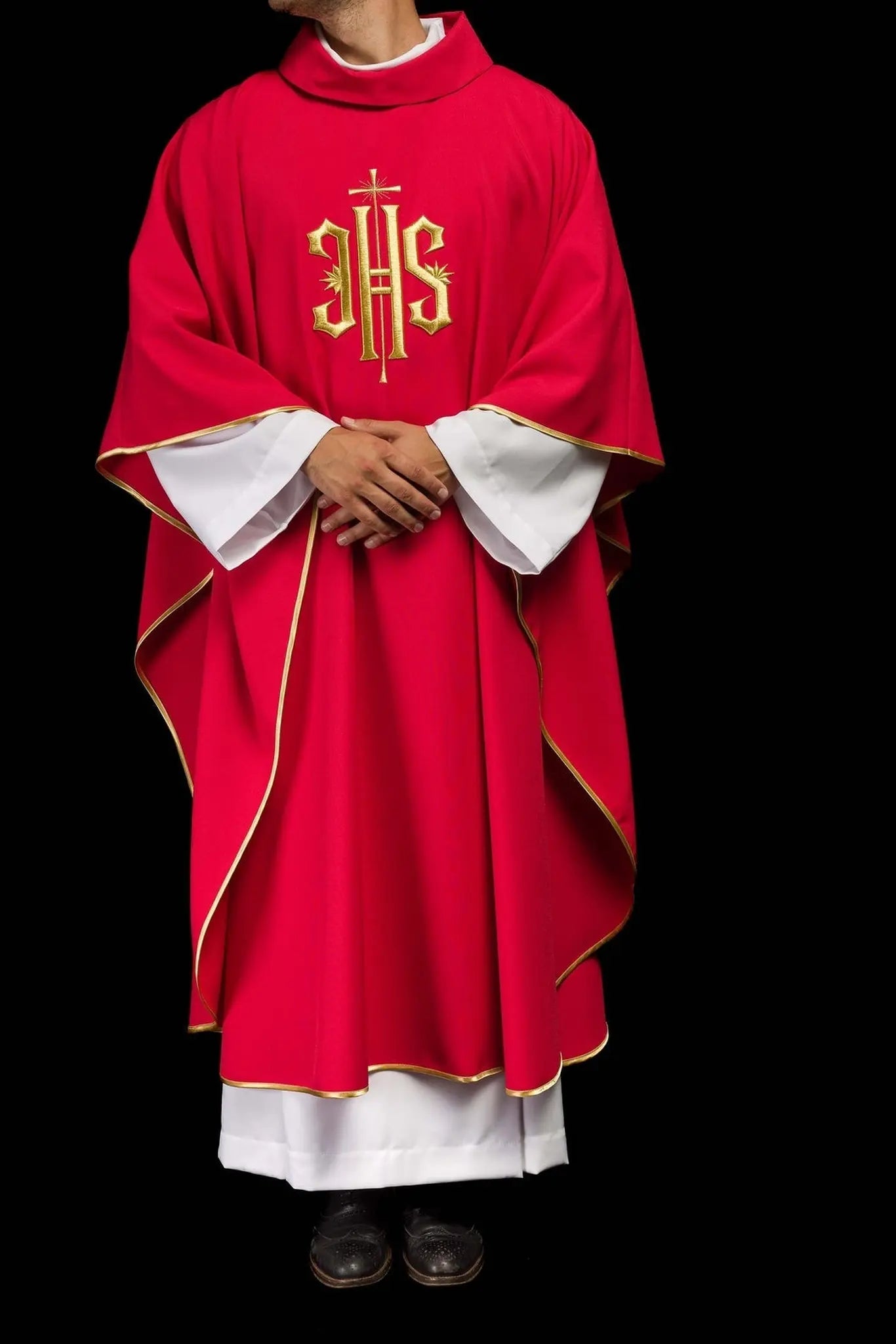Casulla roja bordada con motivo dorado IHS