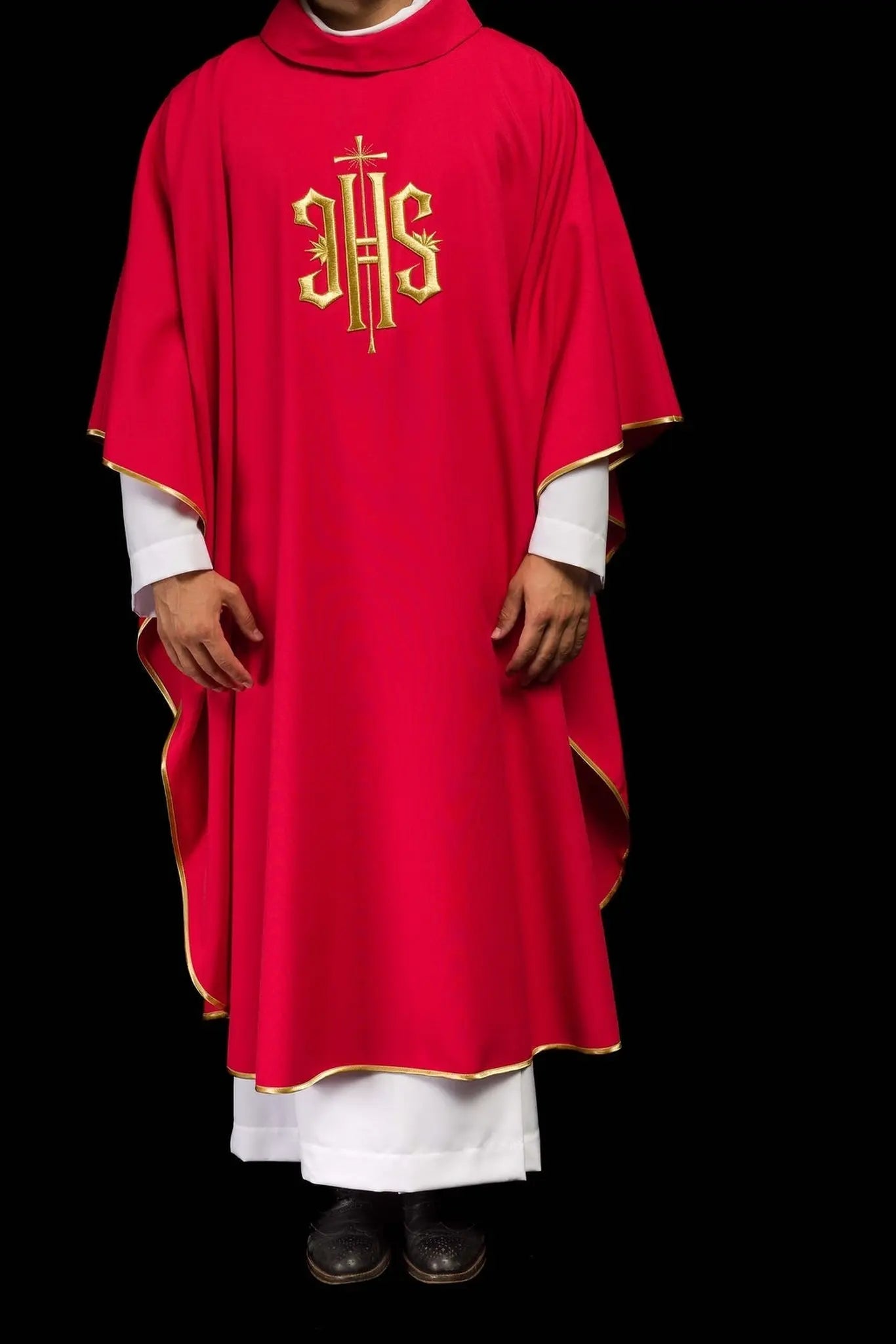 Casulla roja bordada con motivo dorado IHS