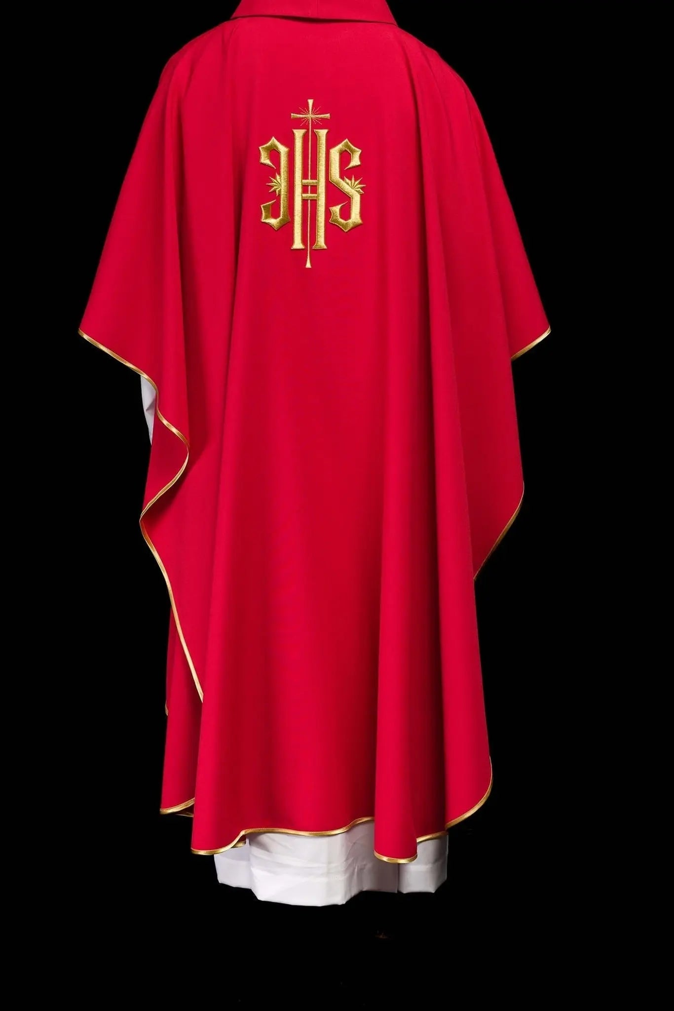 Casulla roja bordada con motivo dorado IHS
