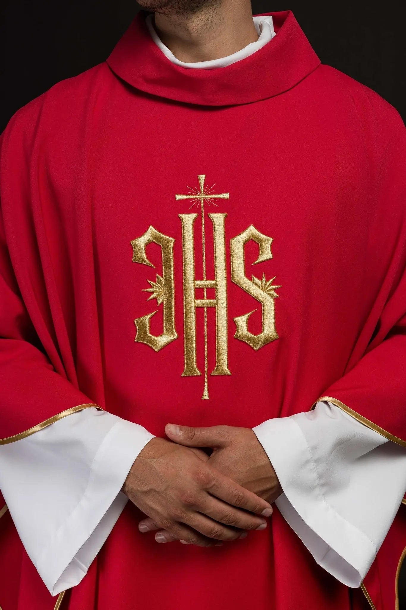 Casulla roja bordada con motivo dorado IHS