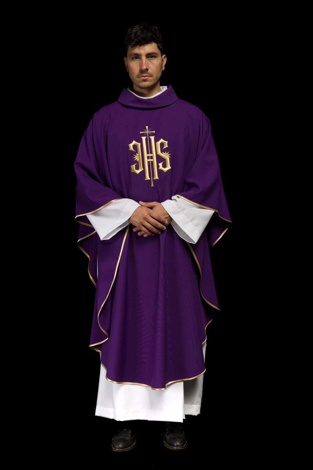 Fioletowy ornat haftowany z złotym motywem IHS - ORNATY.PL