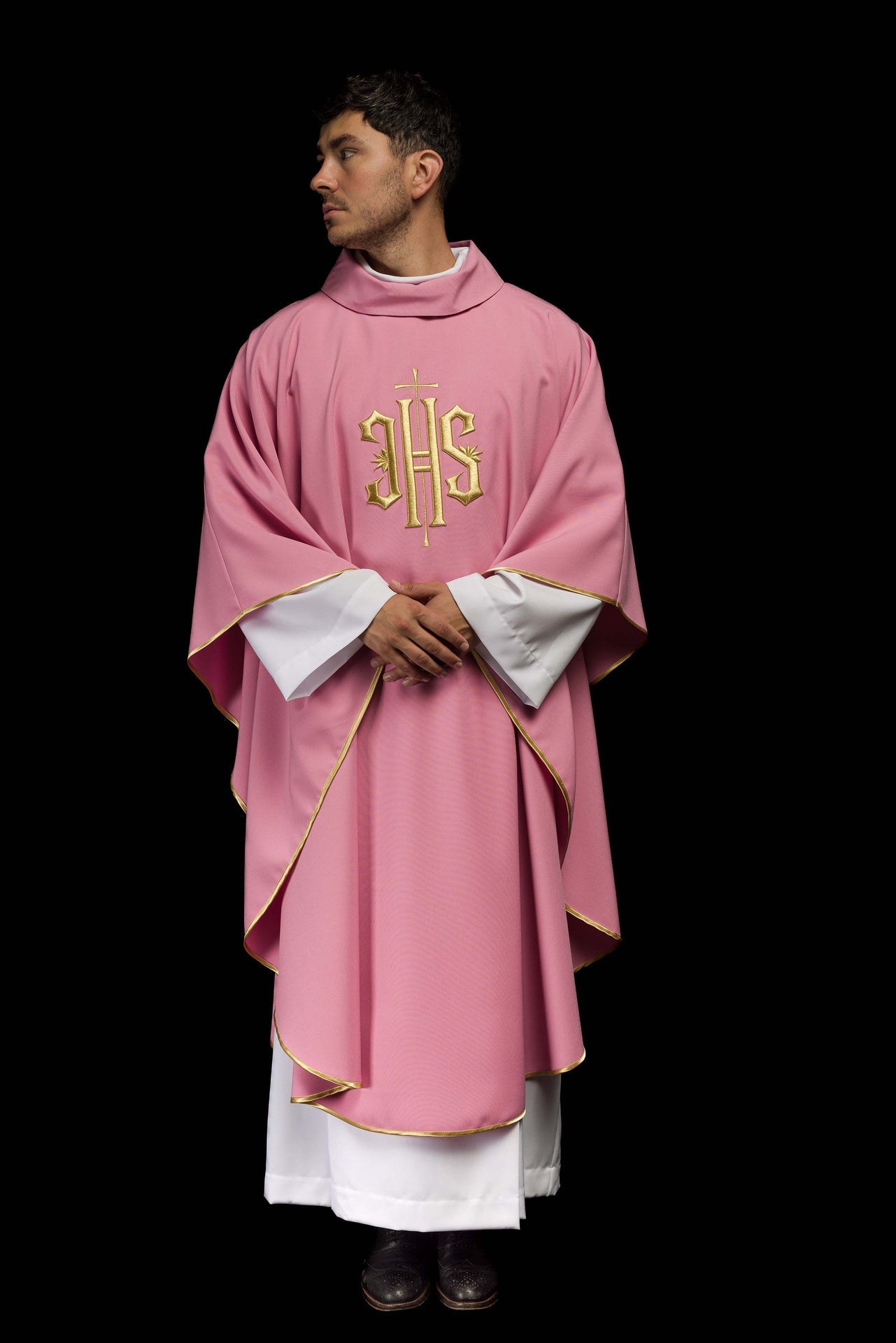 Ornat haftowany z wzorem IHS w kolorze różowym - ORNATY.PL