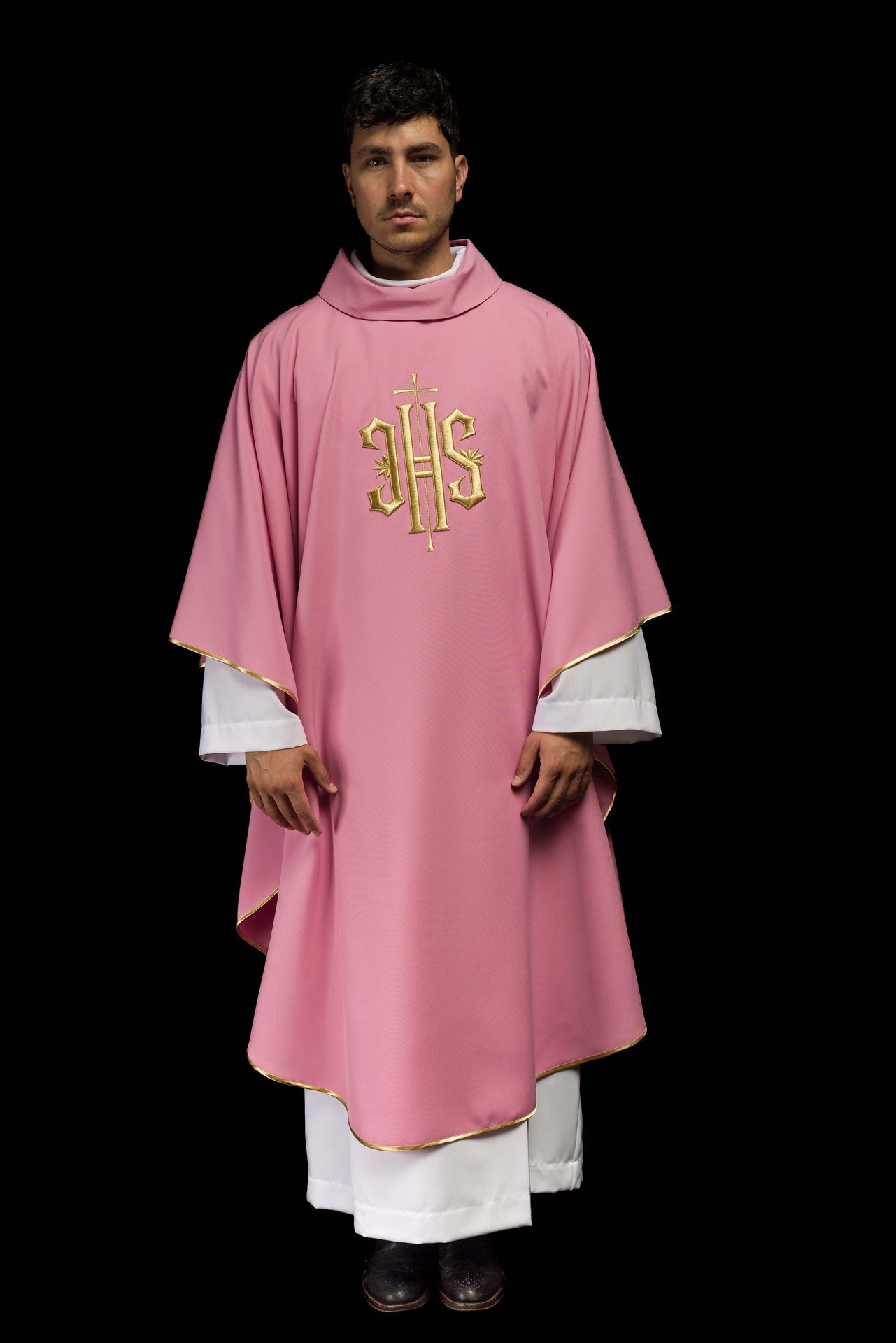 Ornat haftowany z wzorem IHS w kolorze różowym - ORNATY.PL