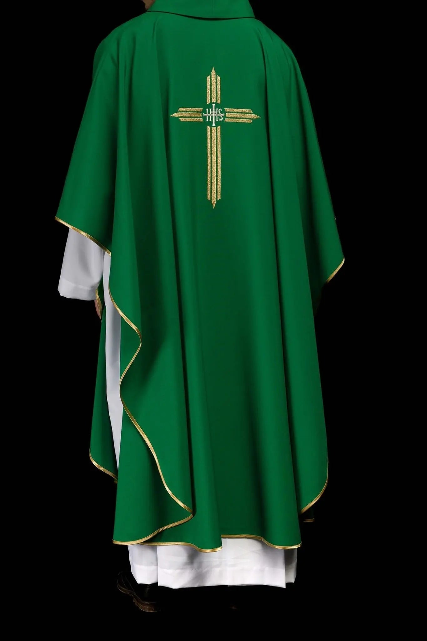 Casulla verde bordada con cruz IHS
