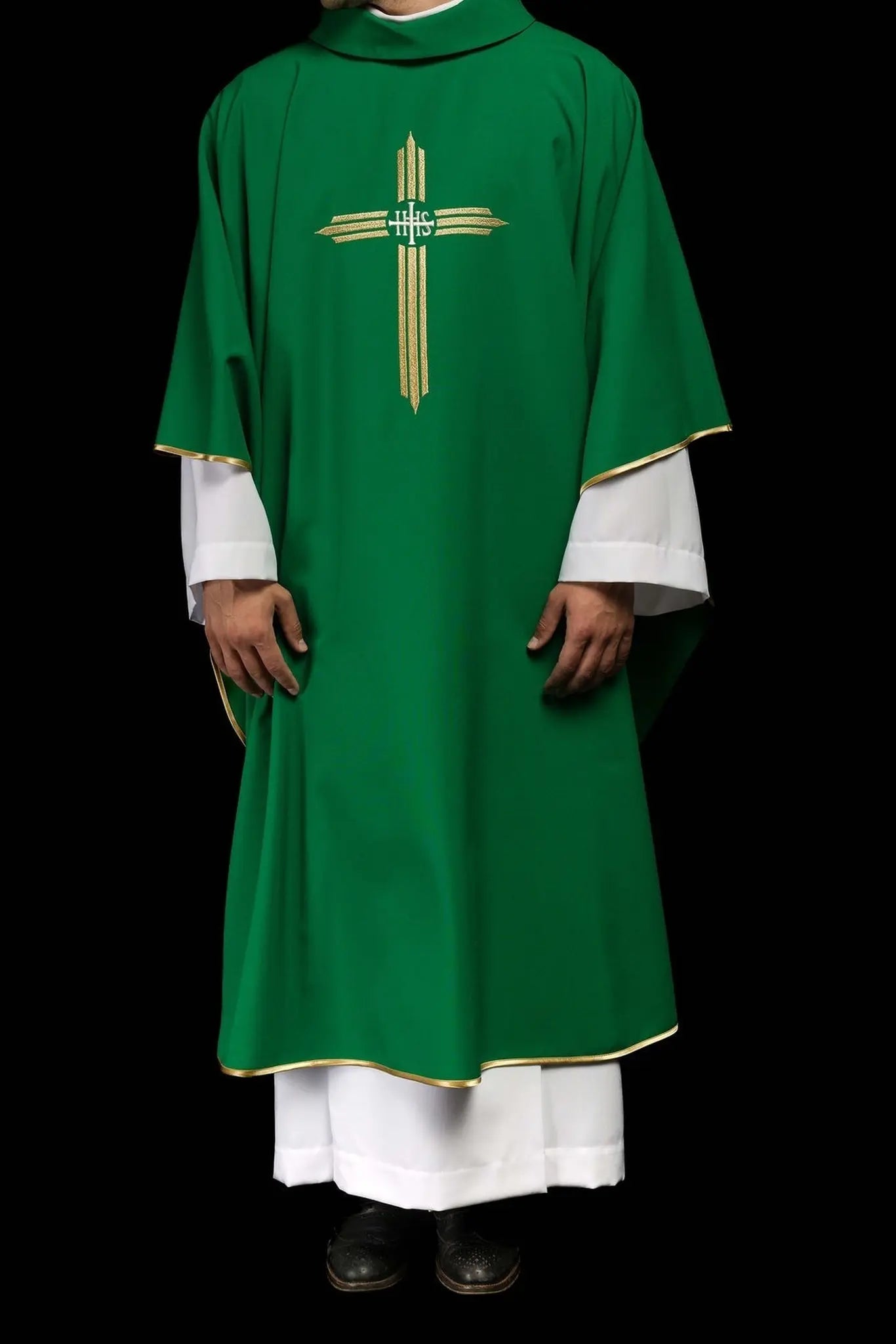 Casulla verde bordada con cruz IHS