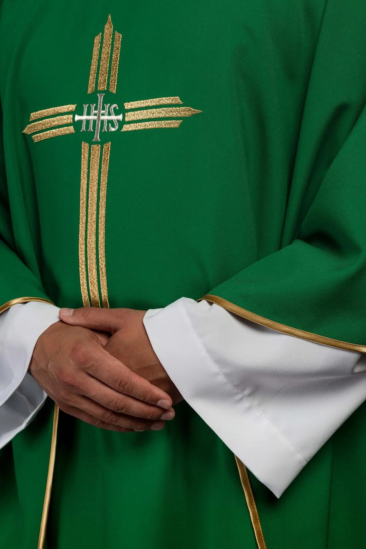 Casulla verde bordada con cruz IHS