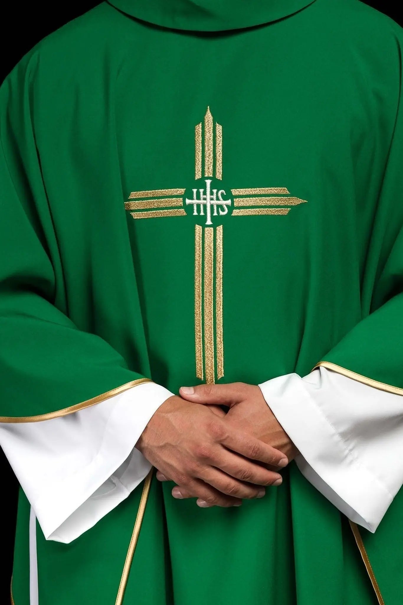 Casulla verde bordada con cruz IHS