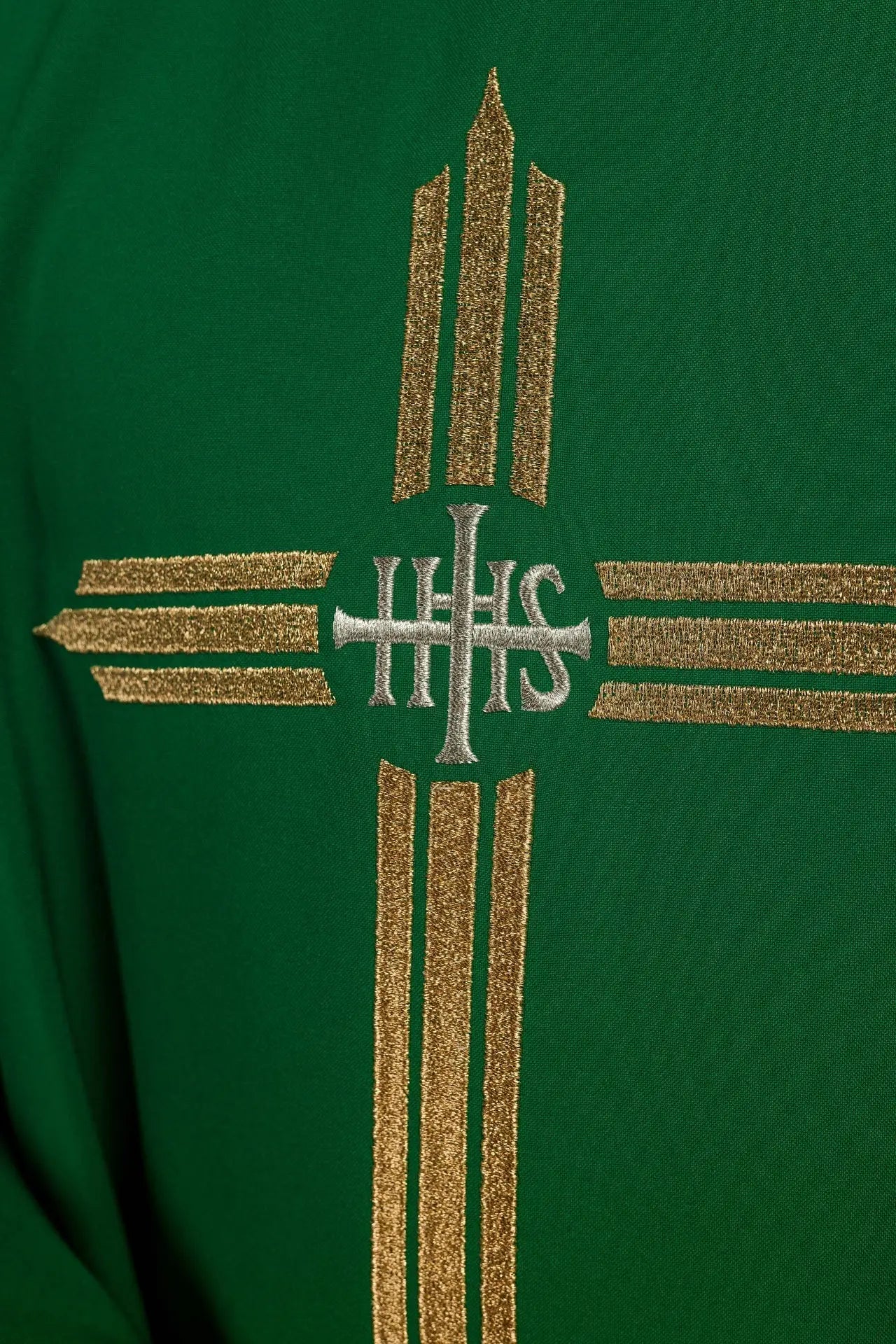 Casulla verde bordada con cruz IHS