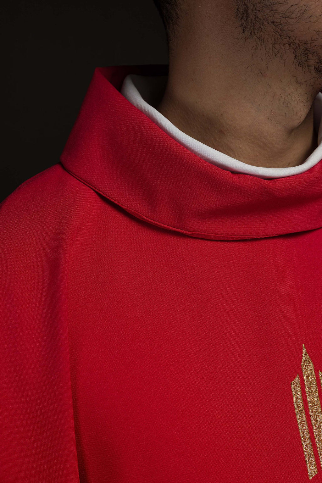 Czerwony ornat haftowany z Krzyżem IHS - ORNATY.PL