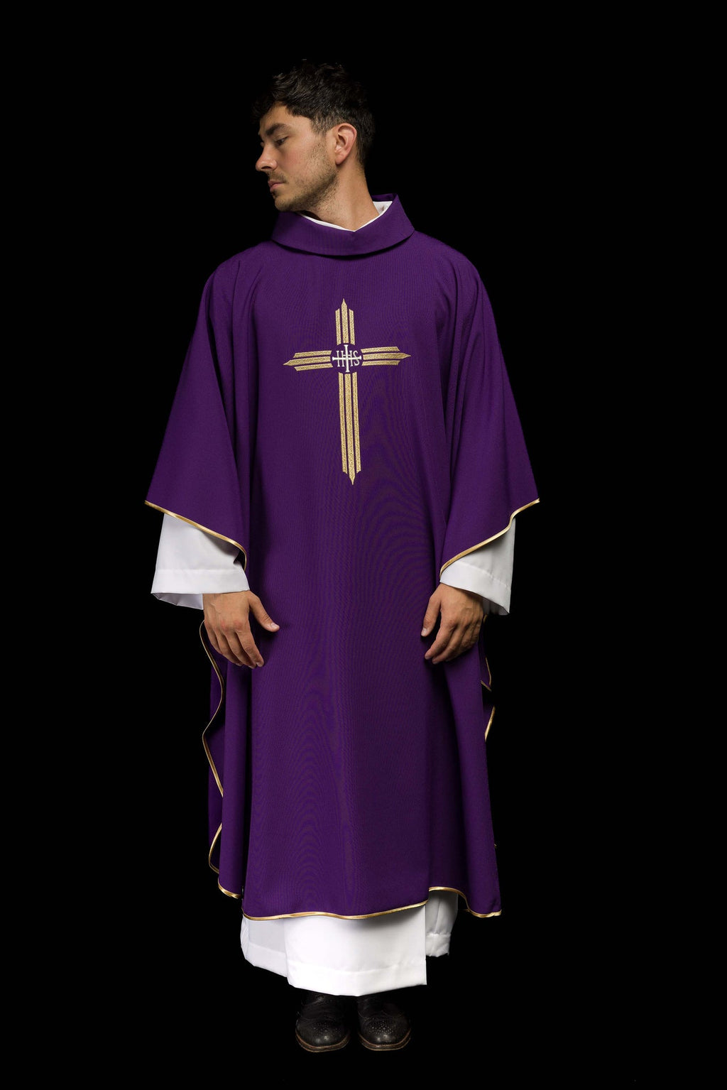 Fioletowy ornat haftowany z Krzyżem IHS - ORNATY.PL