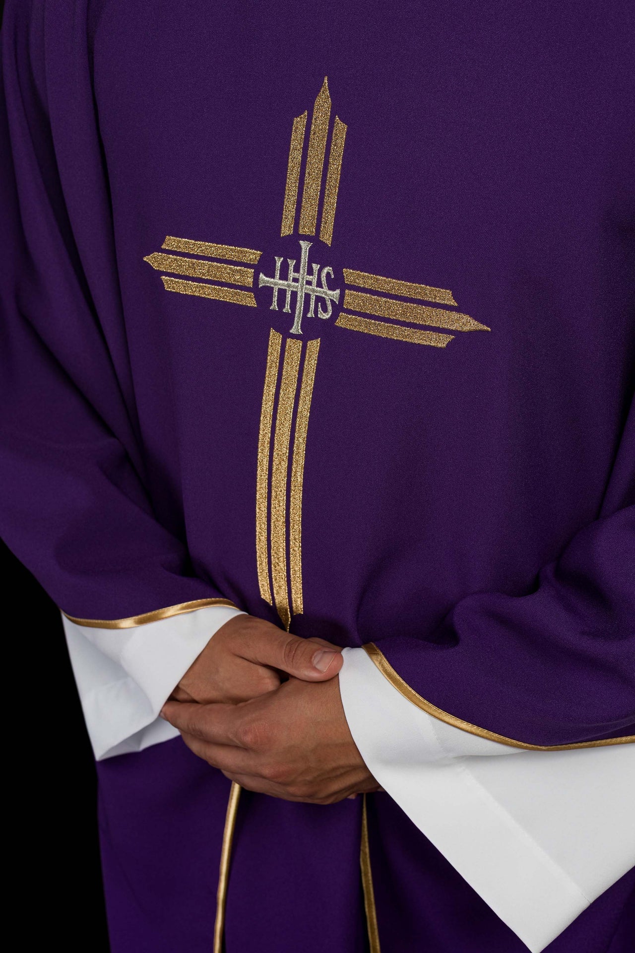 Fioletowy ornat haftowany z Krzyżem IHS - ORNATY.PL