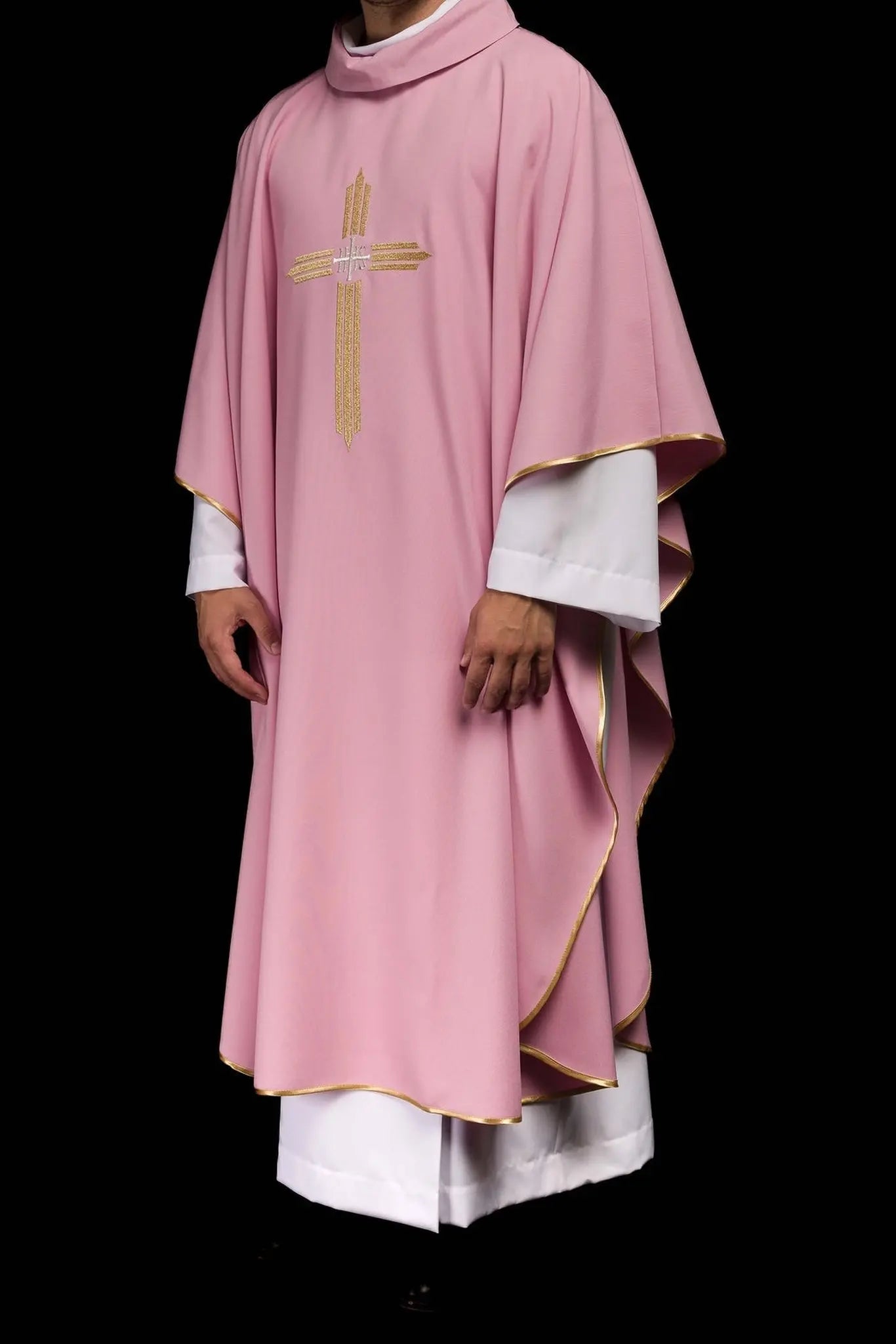 Casulla rosa con bordado dorado IHS