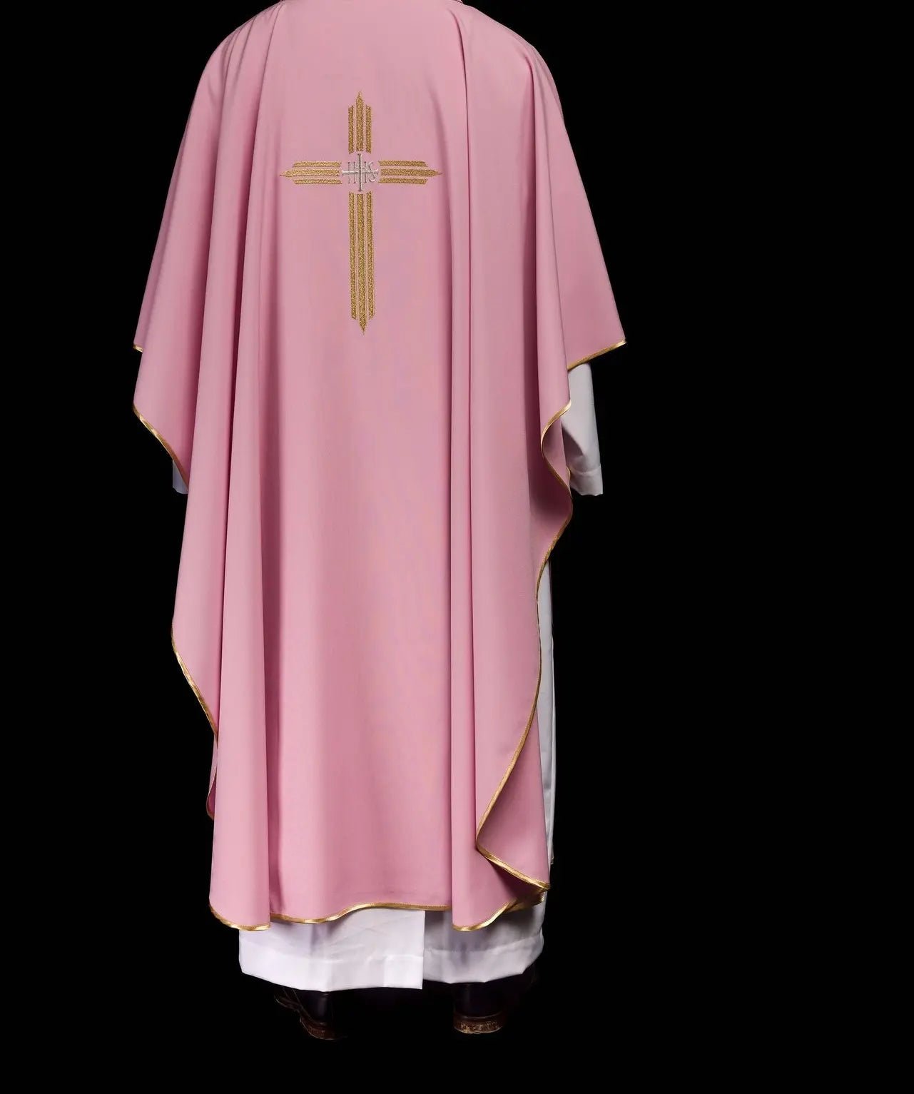 Casulla rosa con bordado dorado IHS