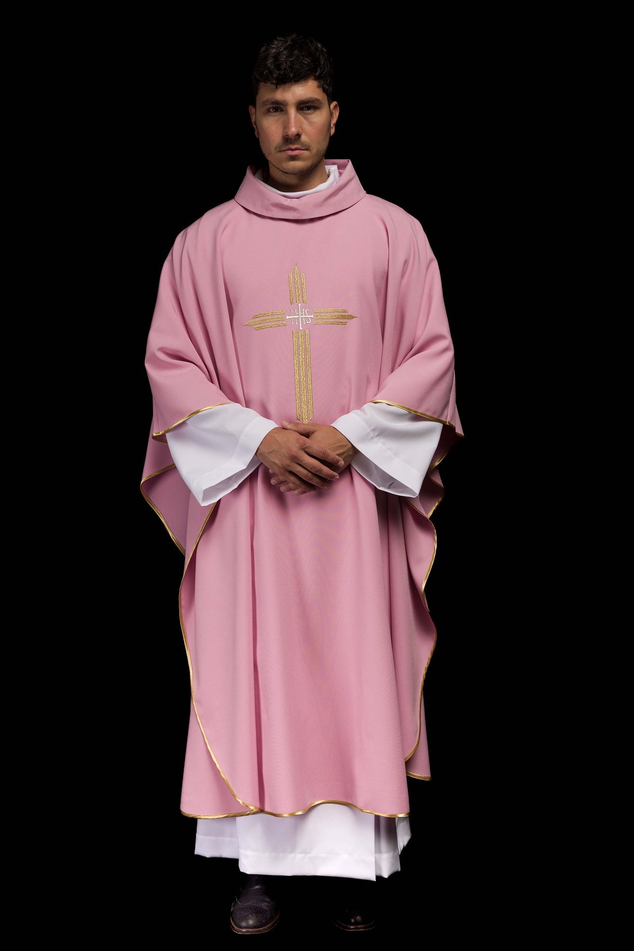 Różowy ornat z złotym haftem IHS - ORNATY.PL