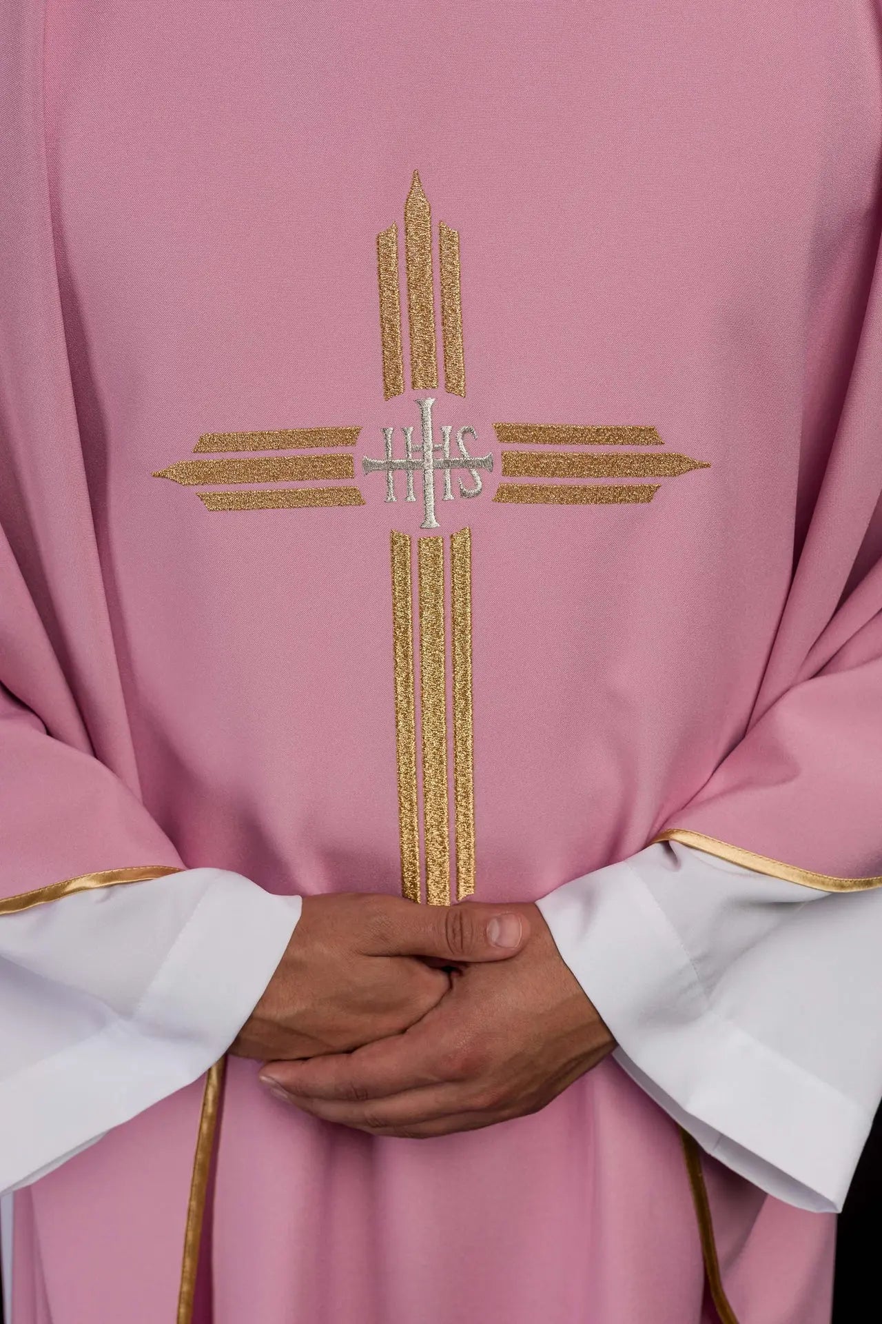 Casulla rosa con bordado dorado IHS