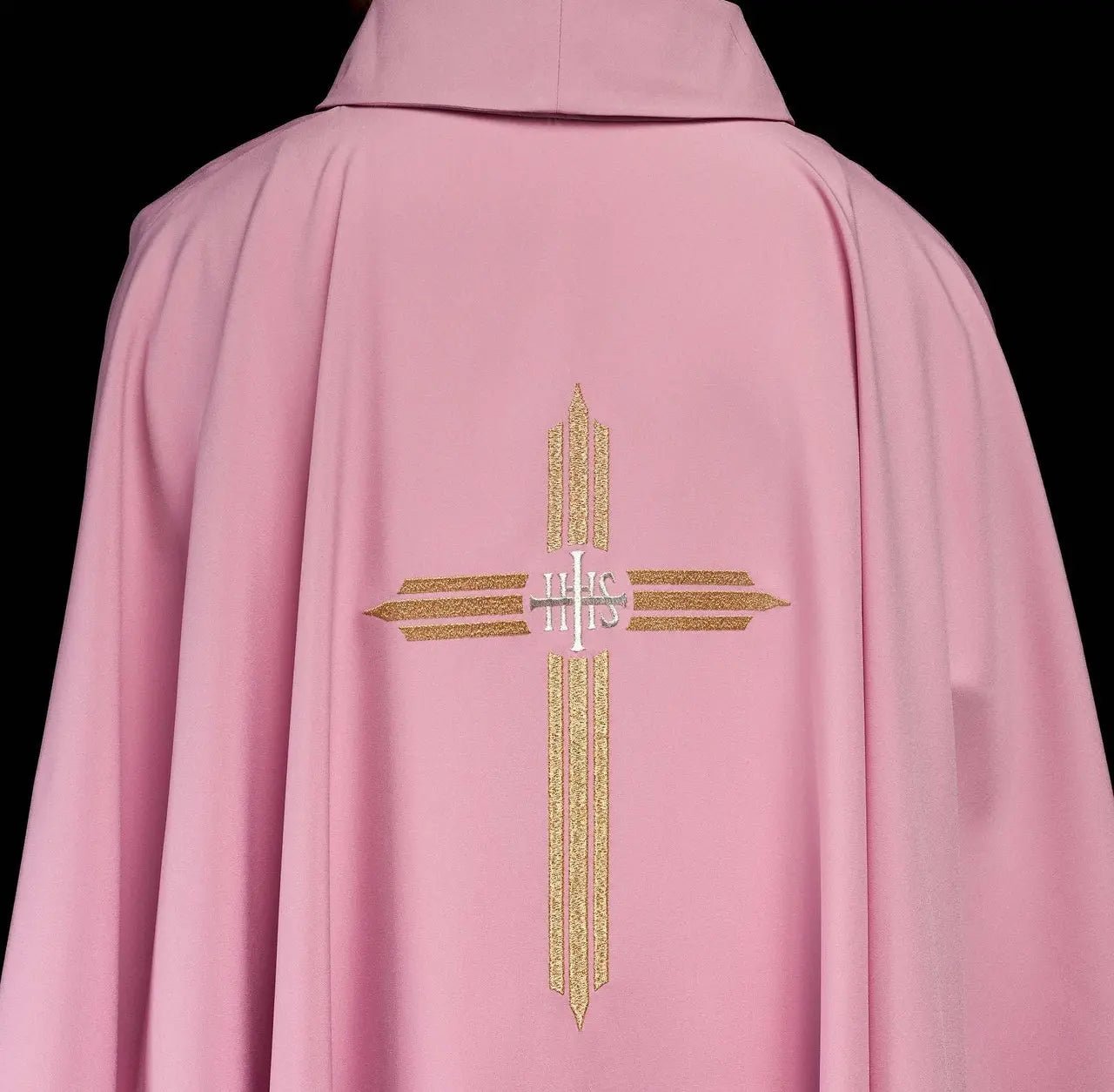 Casulla rosa con bordado dorado IHS