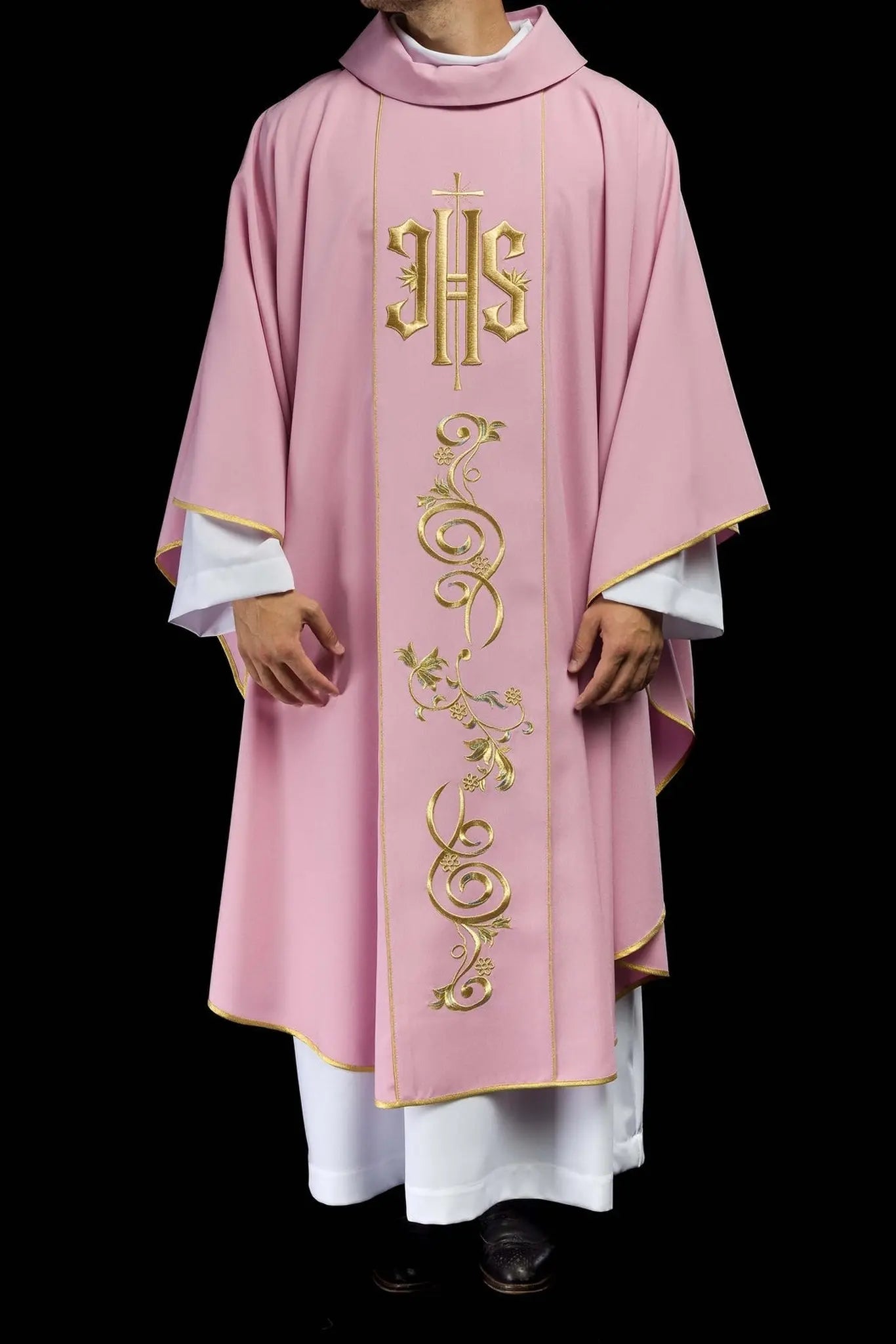 Casulla rosa bordada con IHS
