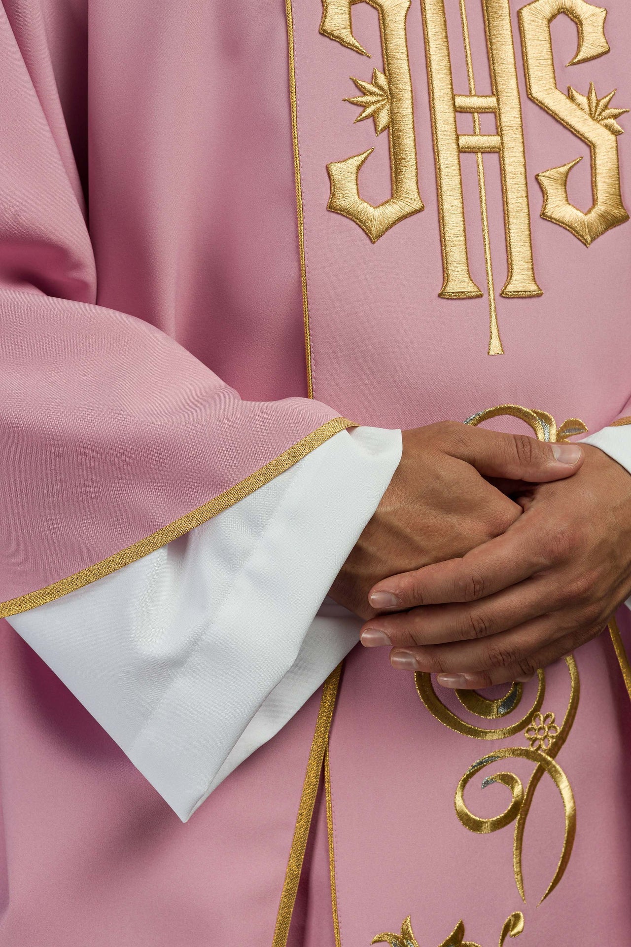 Różowy ornat haftowany IHS - ORNATY.PL