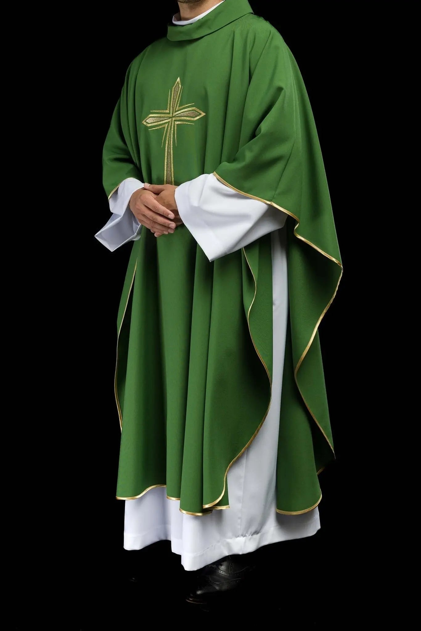 Casulla verde con cruz bordada