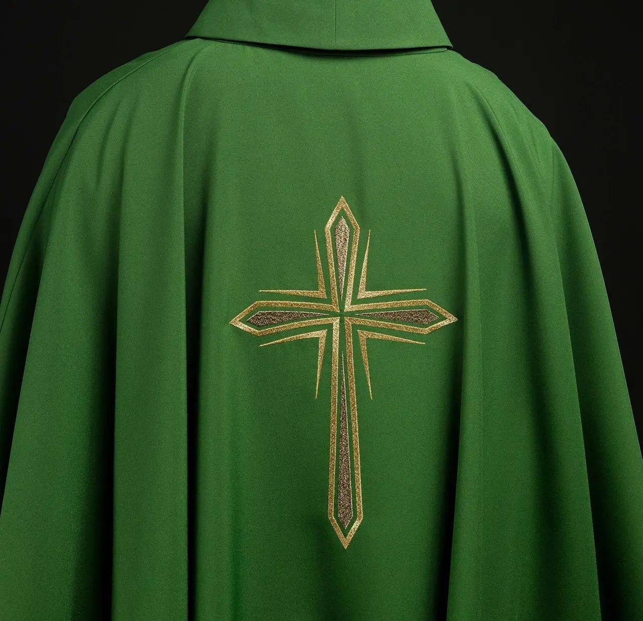 Casulla verde con cruz bordada