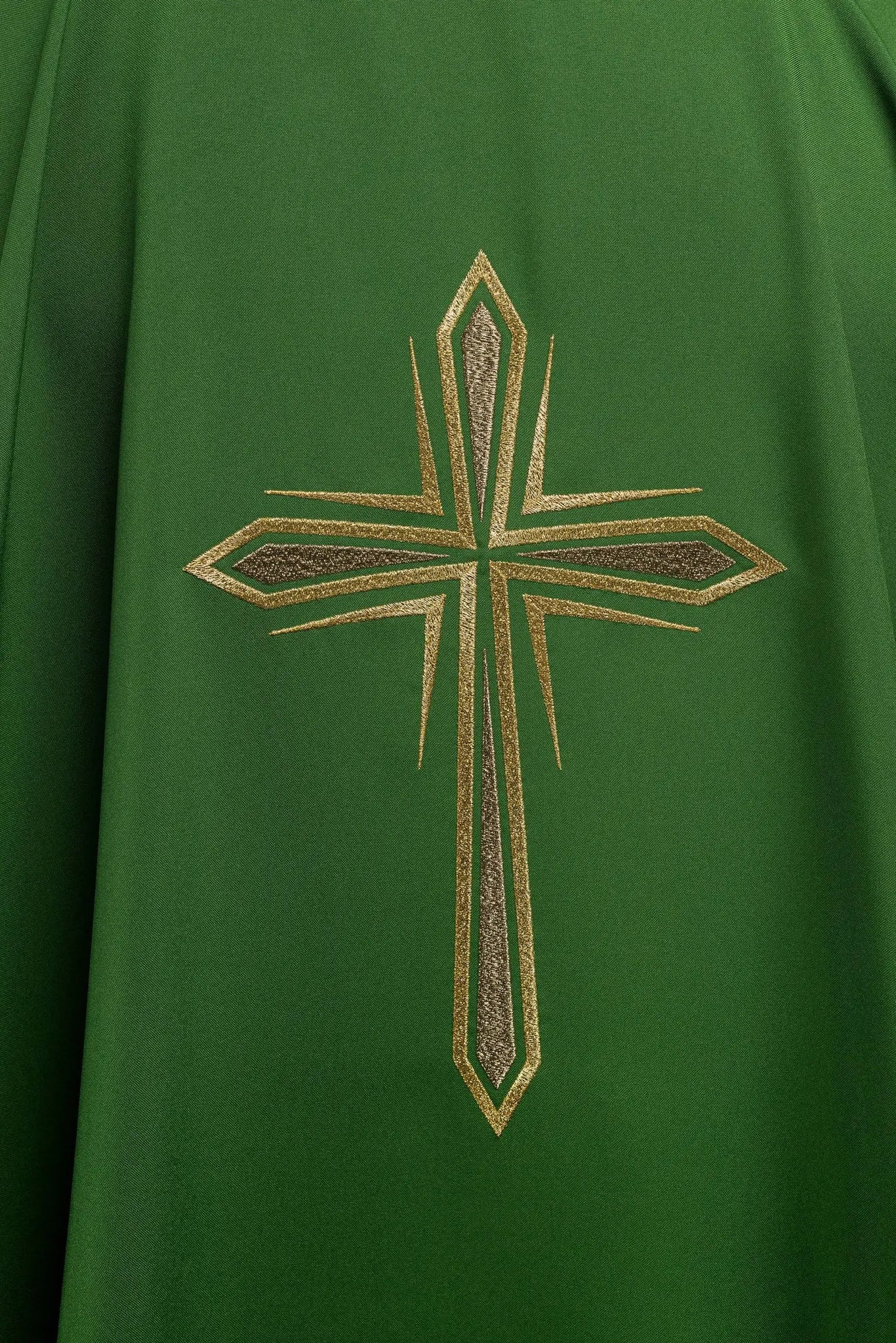 Casulla verde con cruz bordada