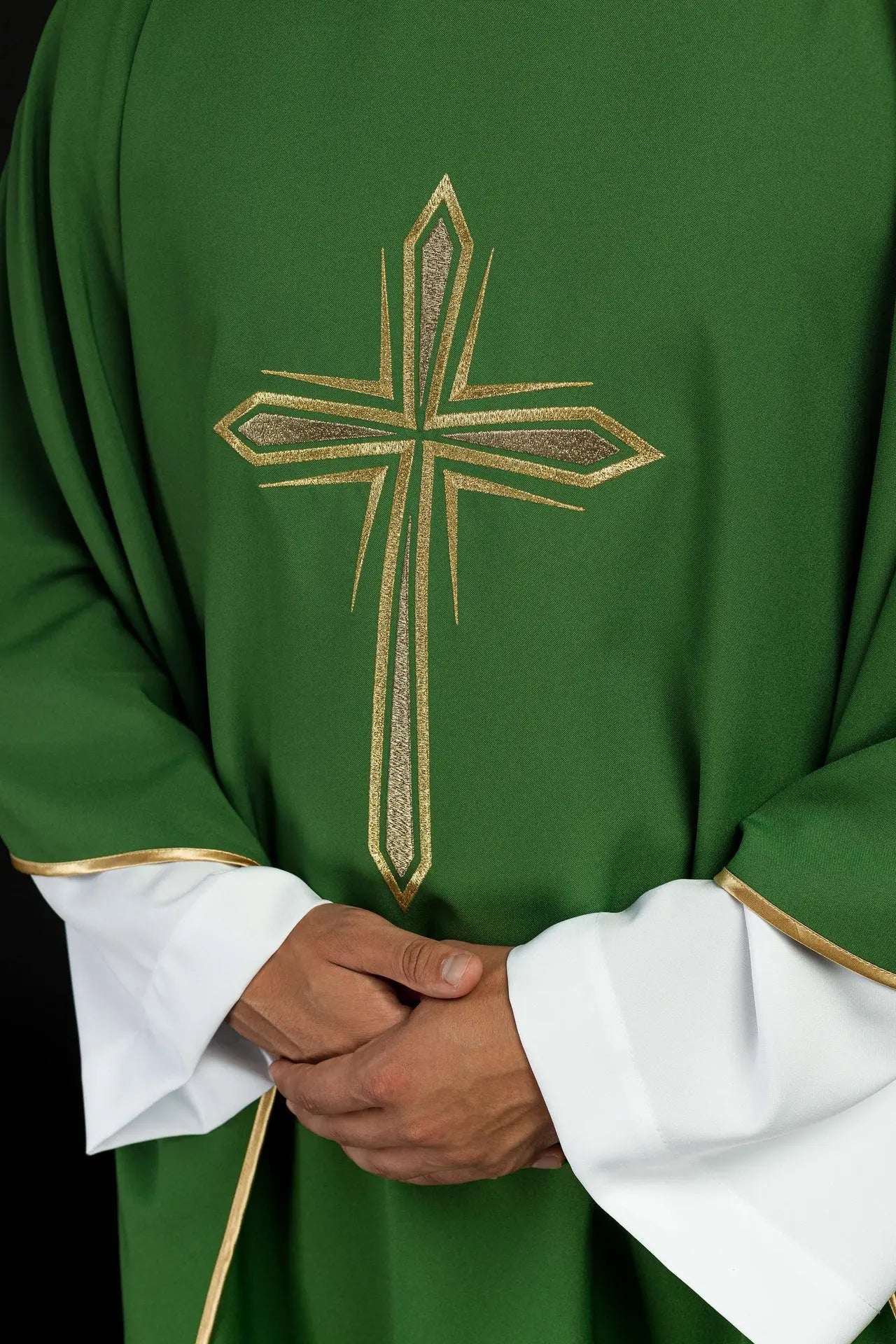 Casulla verde con cruz bordada