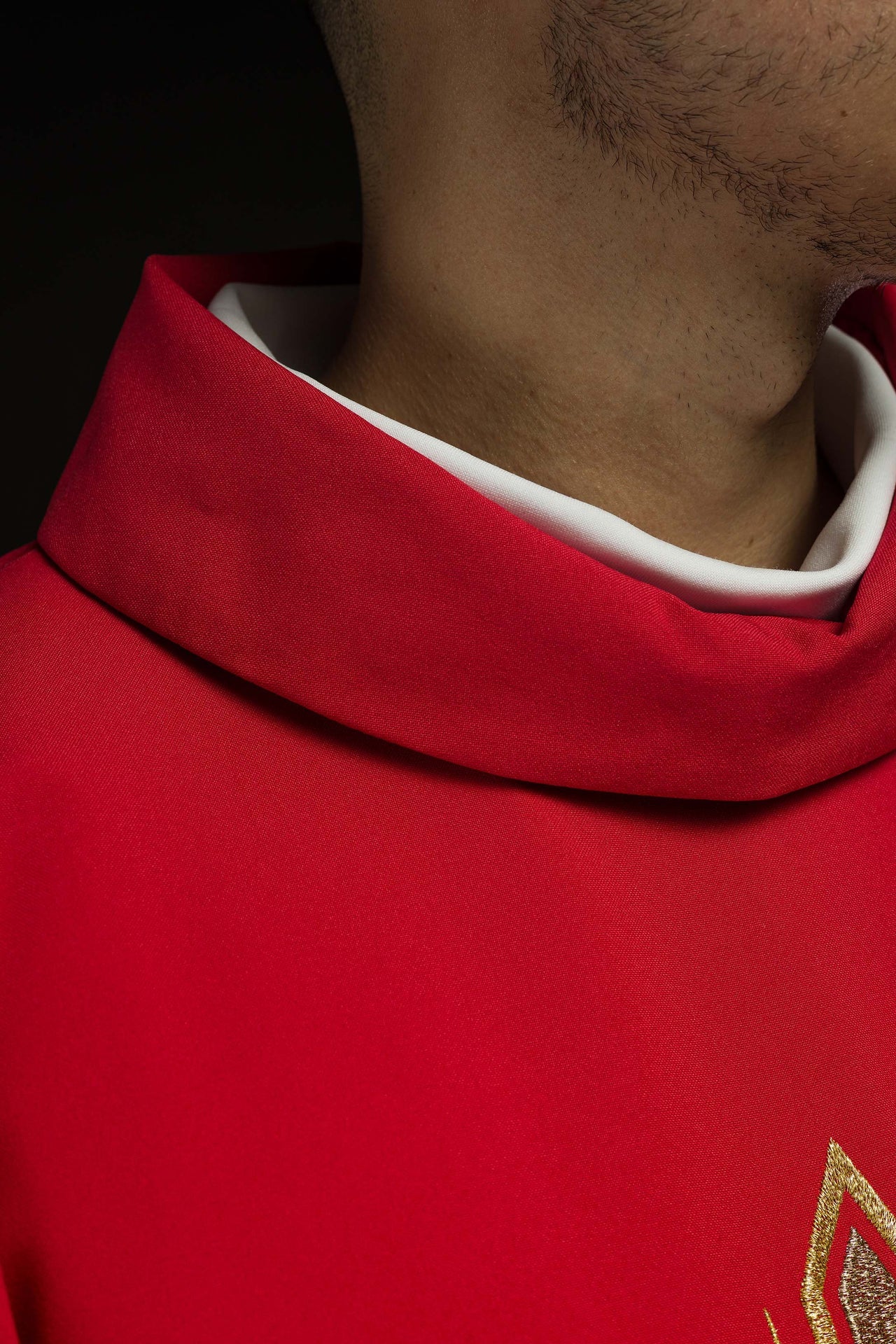 Czerwony ornat haftowany z wzorem krzyża - ORNATY.PL