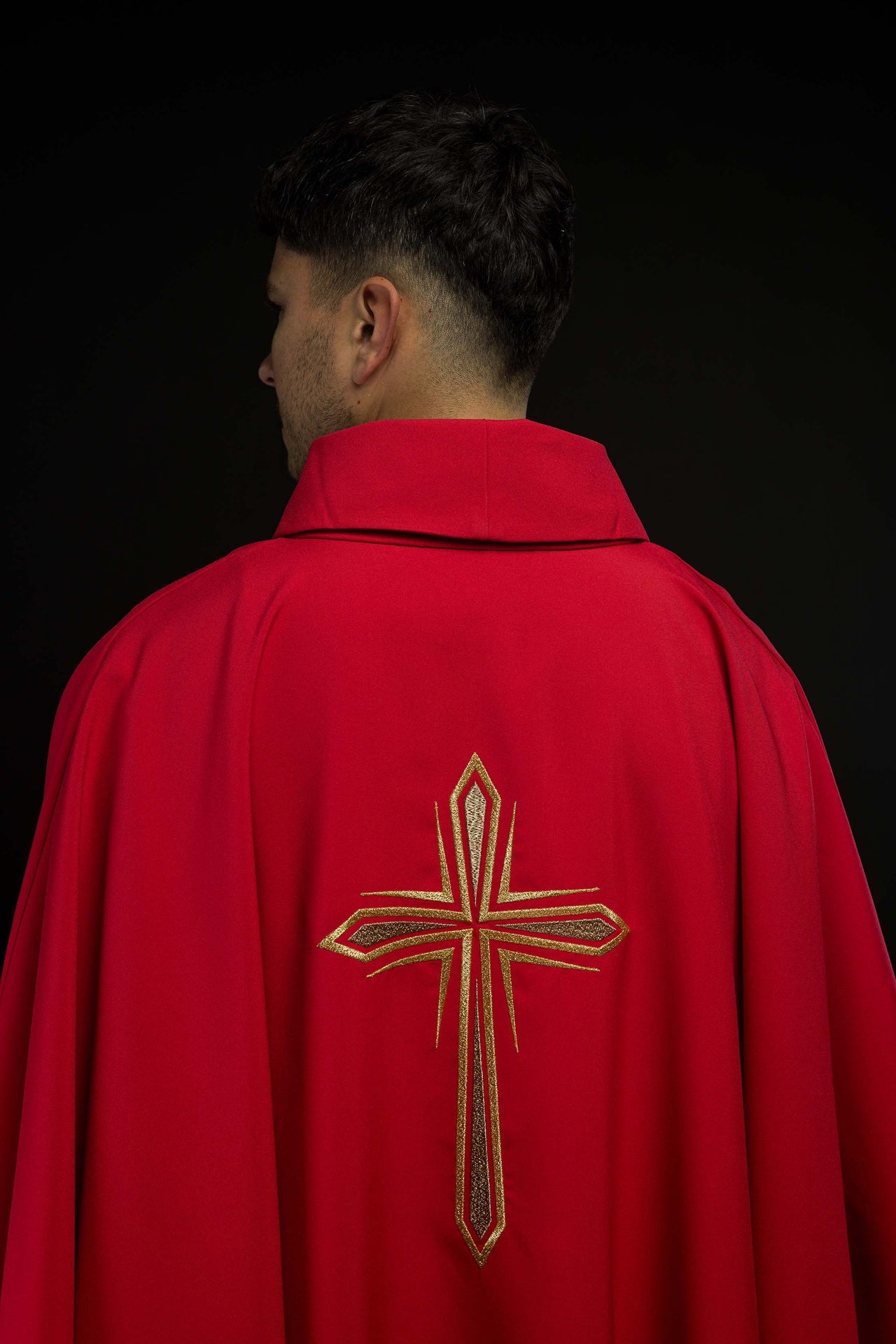 Czerwony ornat haftowany z wzorem krzyża - ORNATY.PL