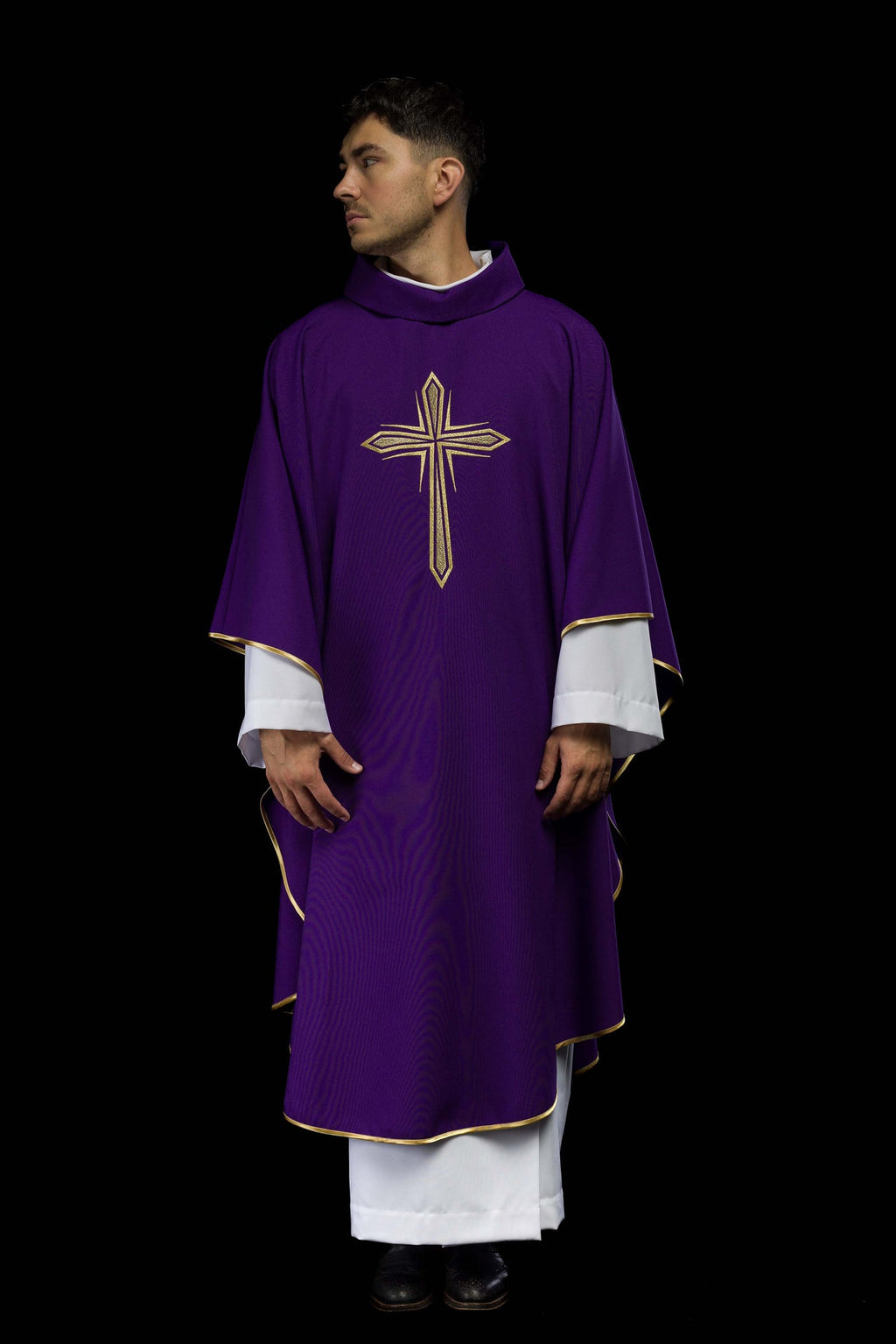 Fioletowy ornat z haftem krzyża i złotą lamówką - ORNATY.PL