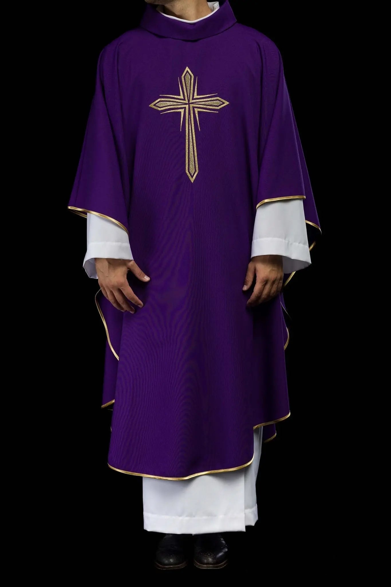 Casulla púrpura con bordado de la cruz y ribete dorado