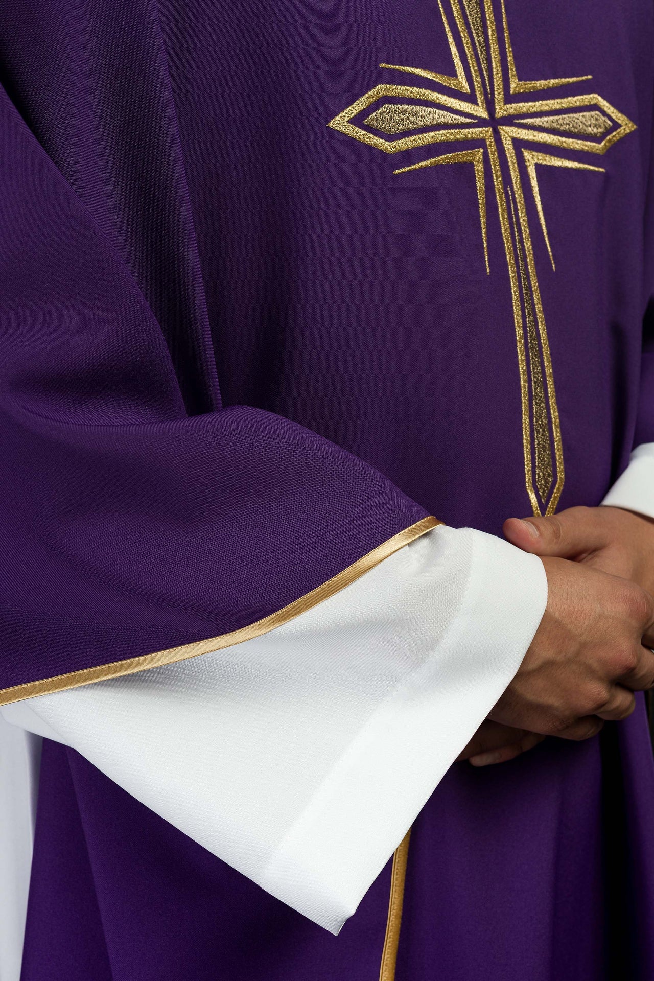 Fioletowy ornat z haftem krzyża i złotą lamówką - ORNATY.PL