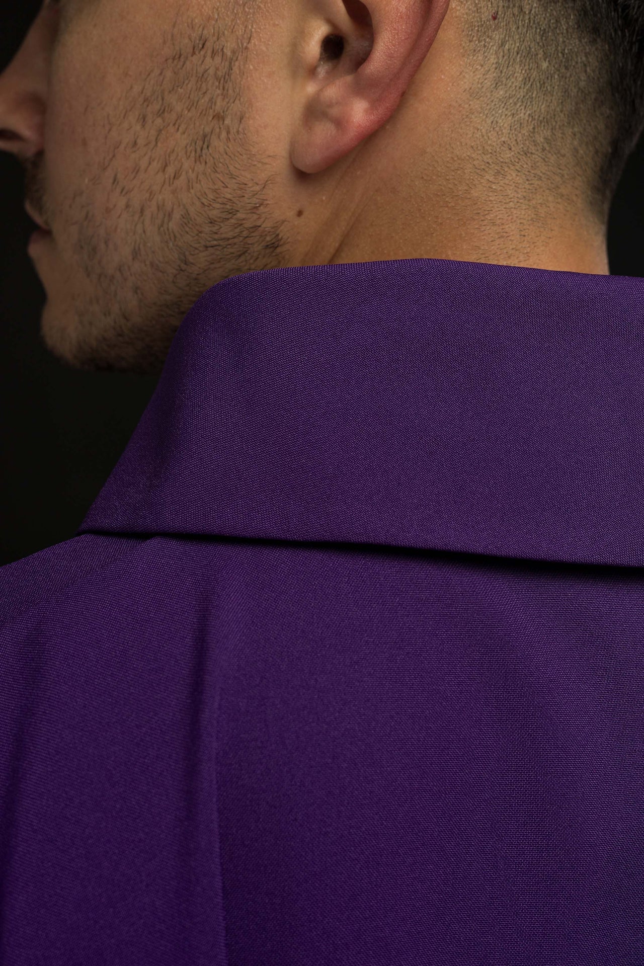 Fioletowy ornat z haftem krzyża i złotą lamówką - ORNATY.PL