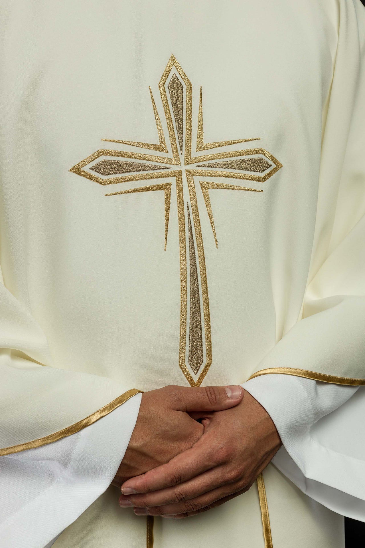 Ornat haftowany z motywem krzyża świętego - ORNATY.PL