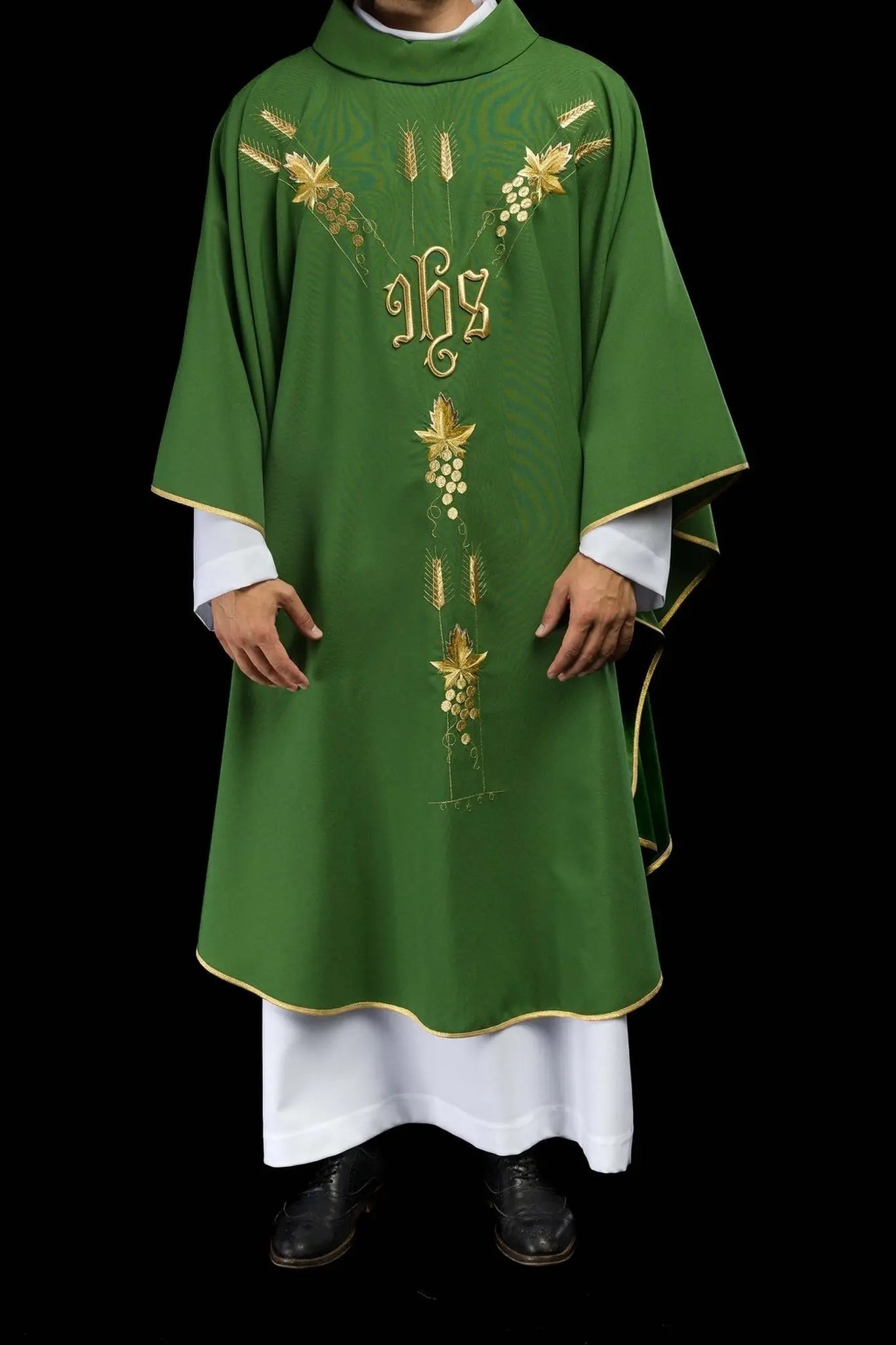 Casulla bordada con símbolo IHS uvas Verde