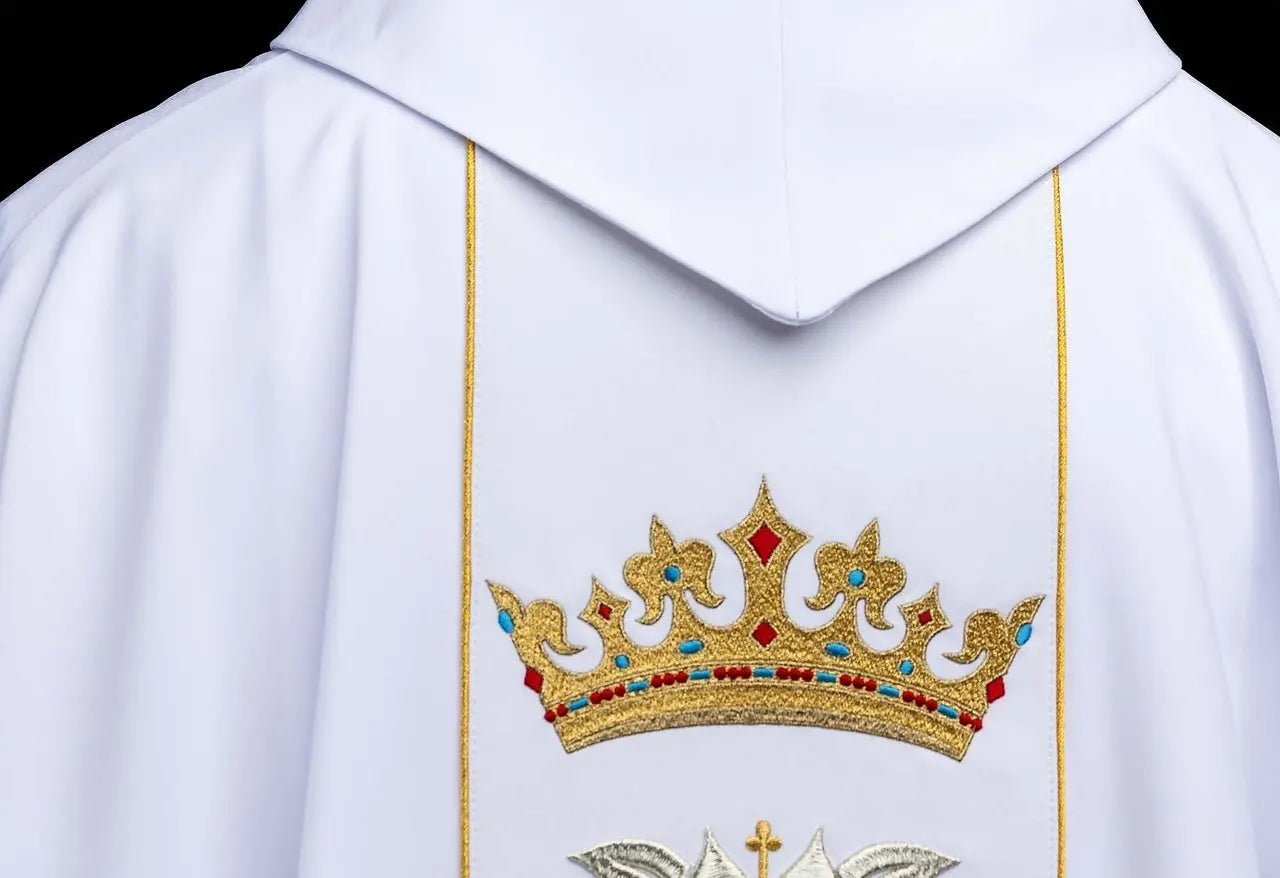 Casulla blanca mariana con bordado de corona