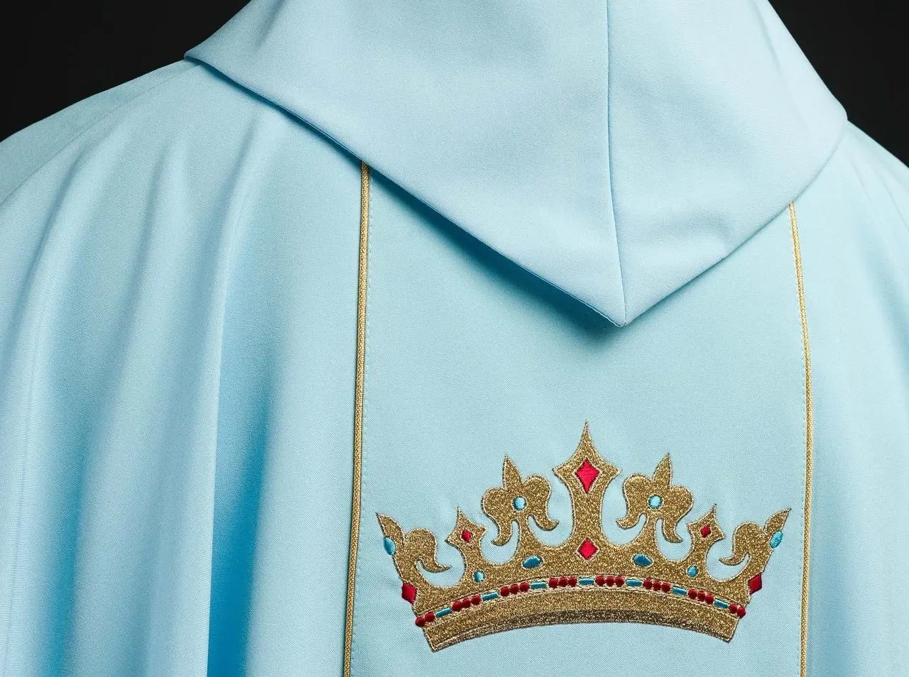 Casulla litúrgica mariana bordada con corona azul