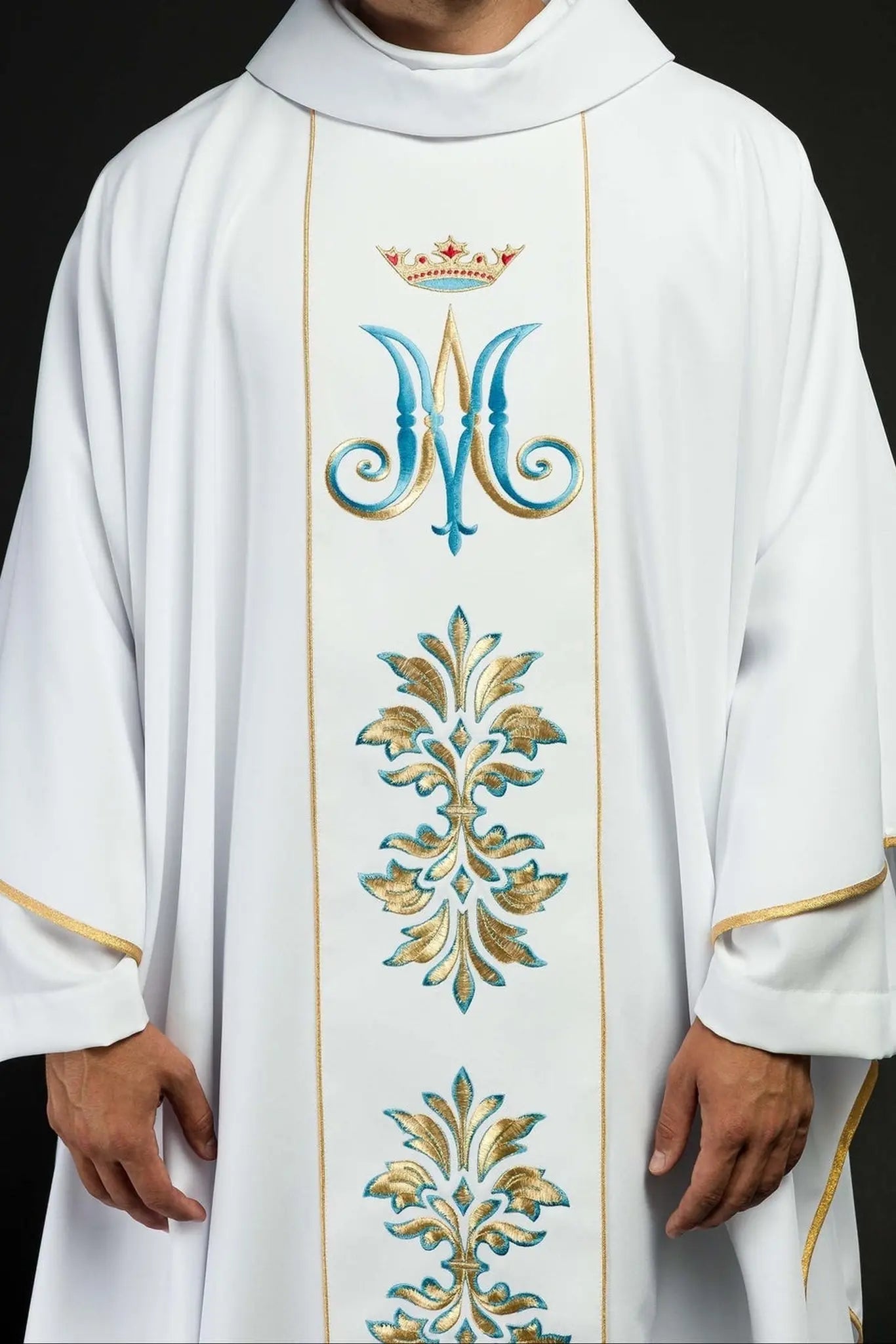 Casulla bordada con motivo mariano blanca